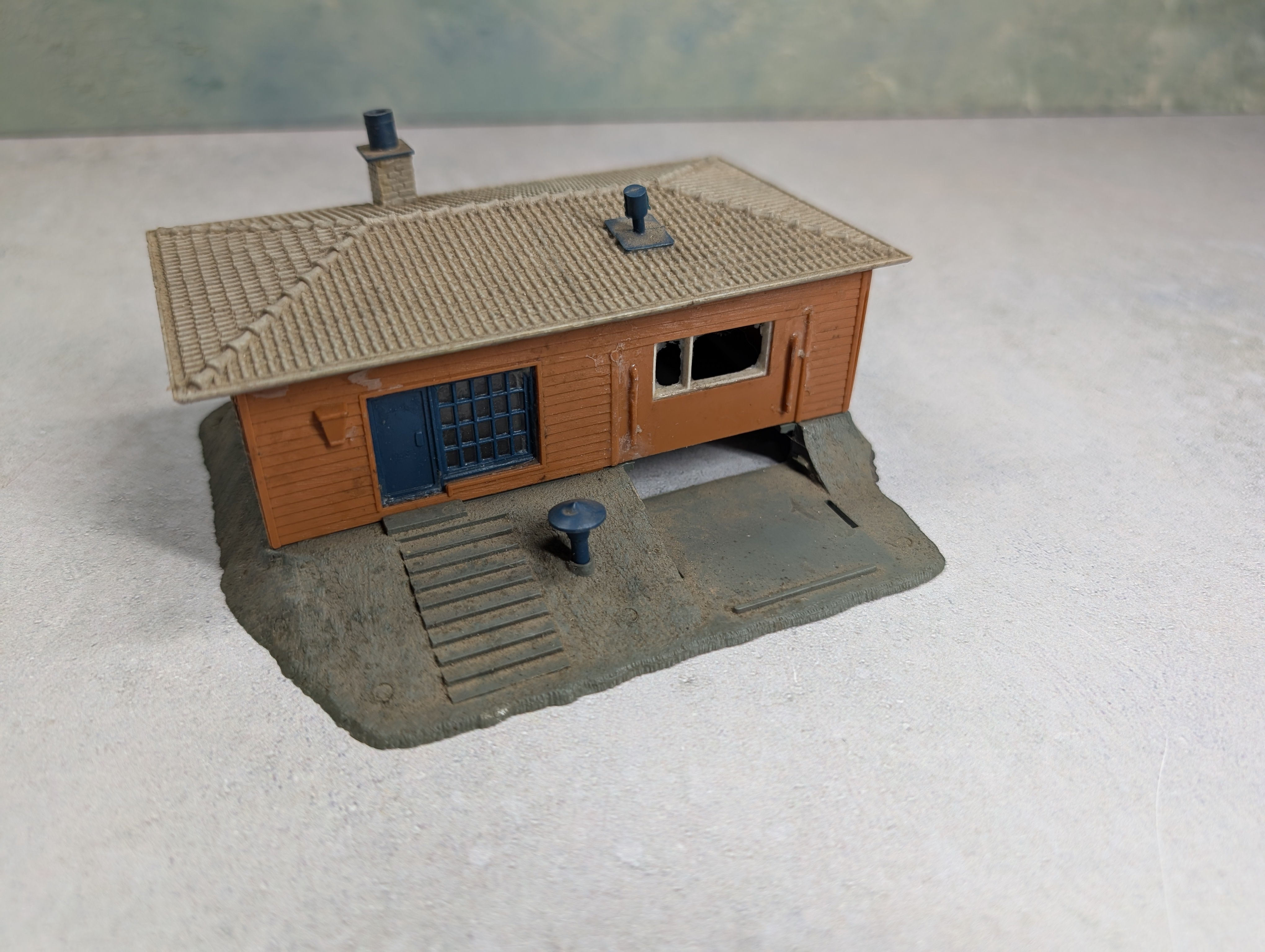 USED HO Scale Brown & Dark Blue Home