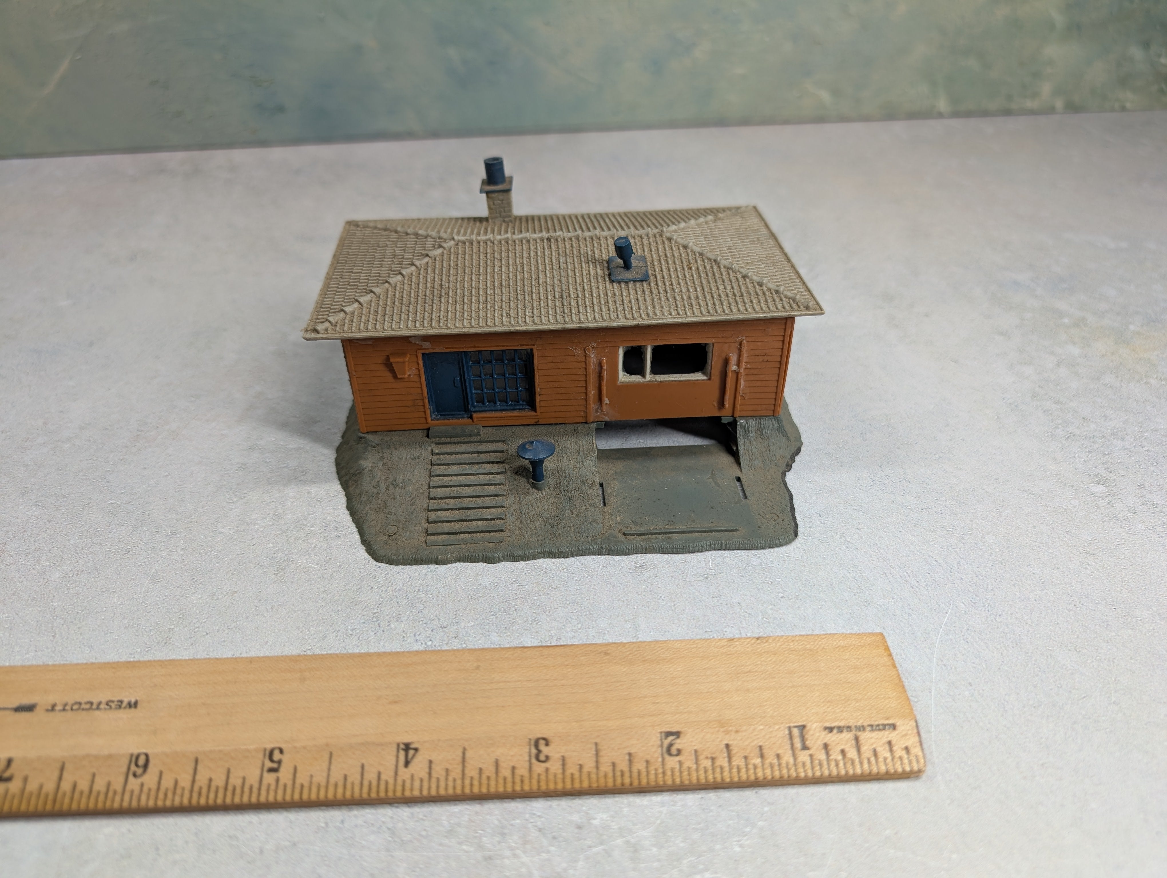 USED HO Scale Brown & Dark Blue Home