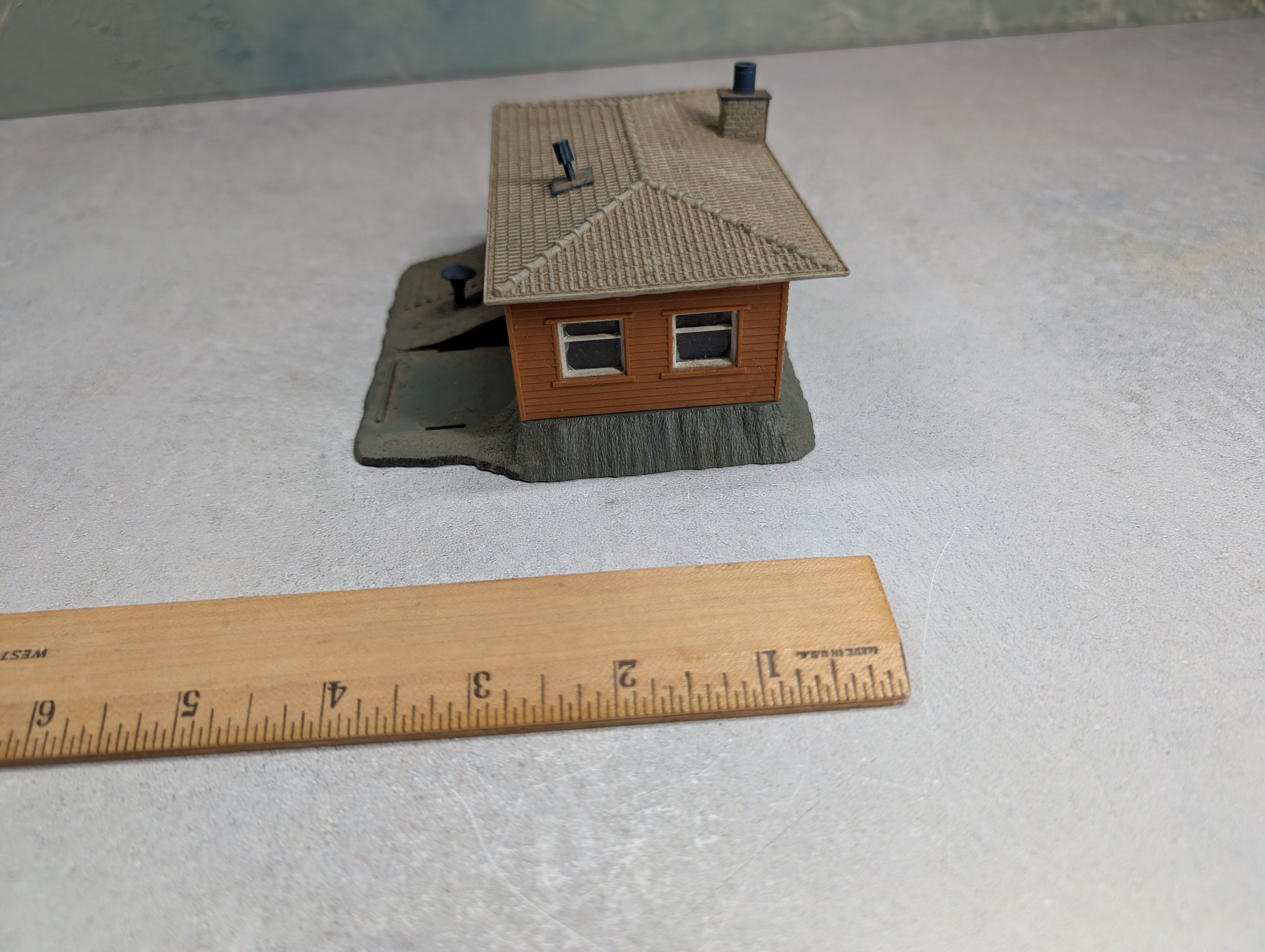 USED HO Scale Brown & Dark Blue Home