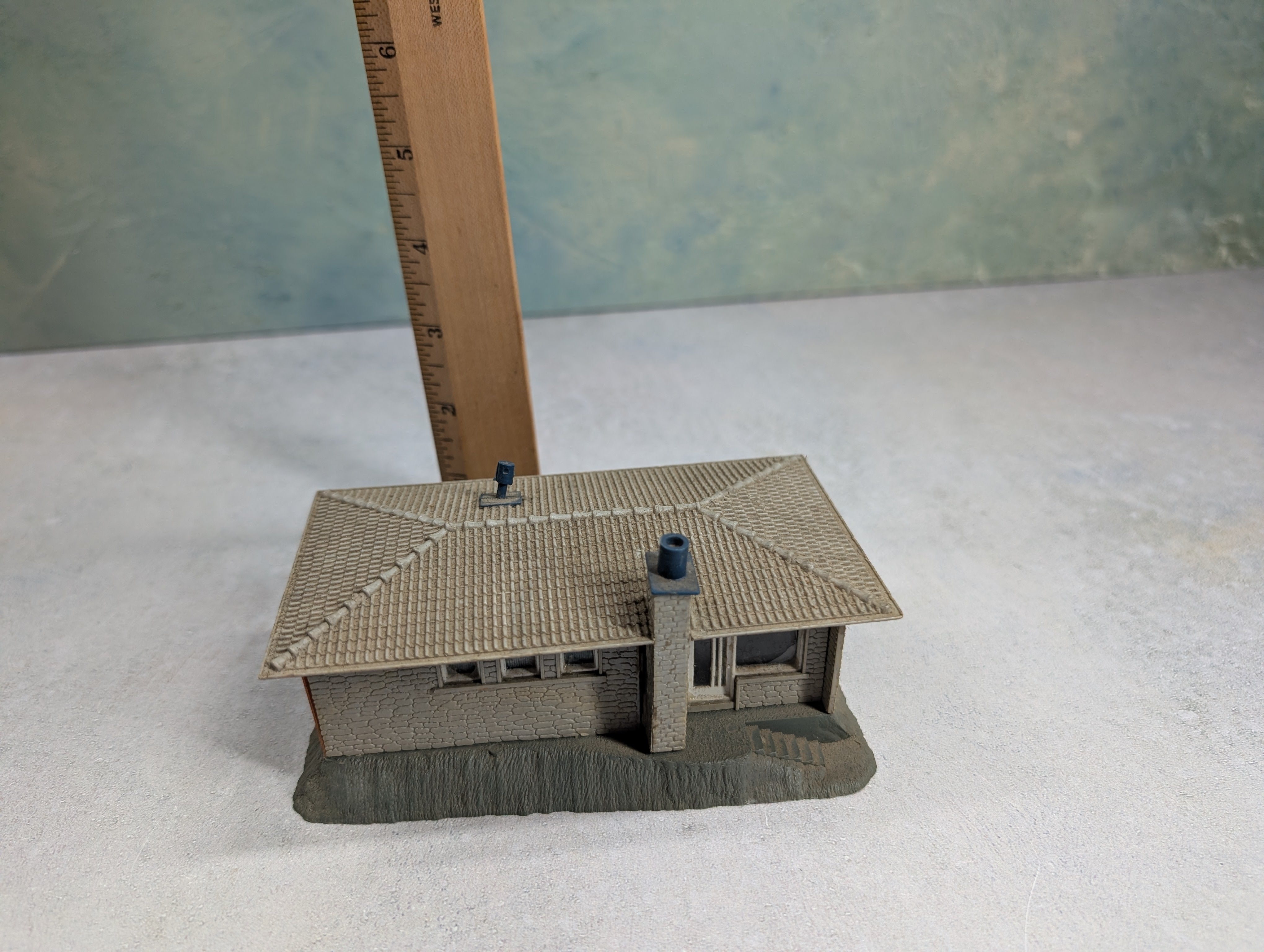 USED HO Scale Brown & Dark Blue Home