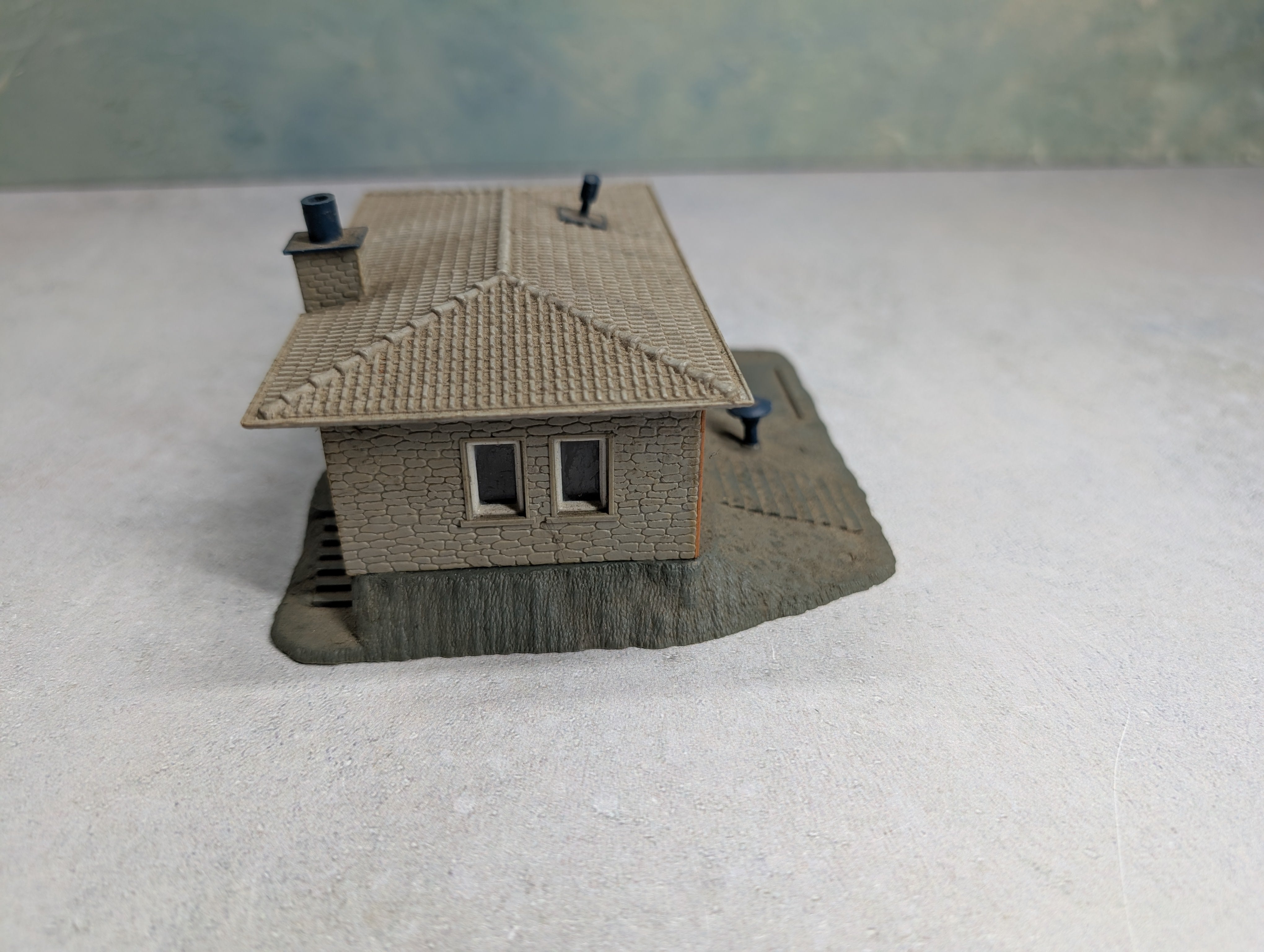 USED HO Scale Brown & Dark Blue Home