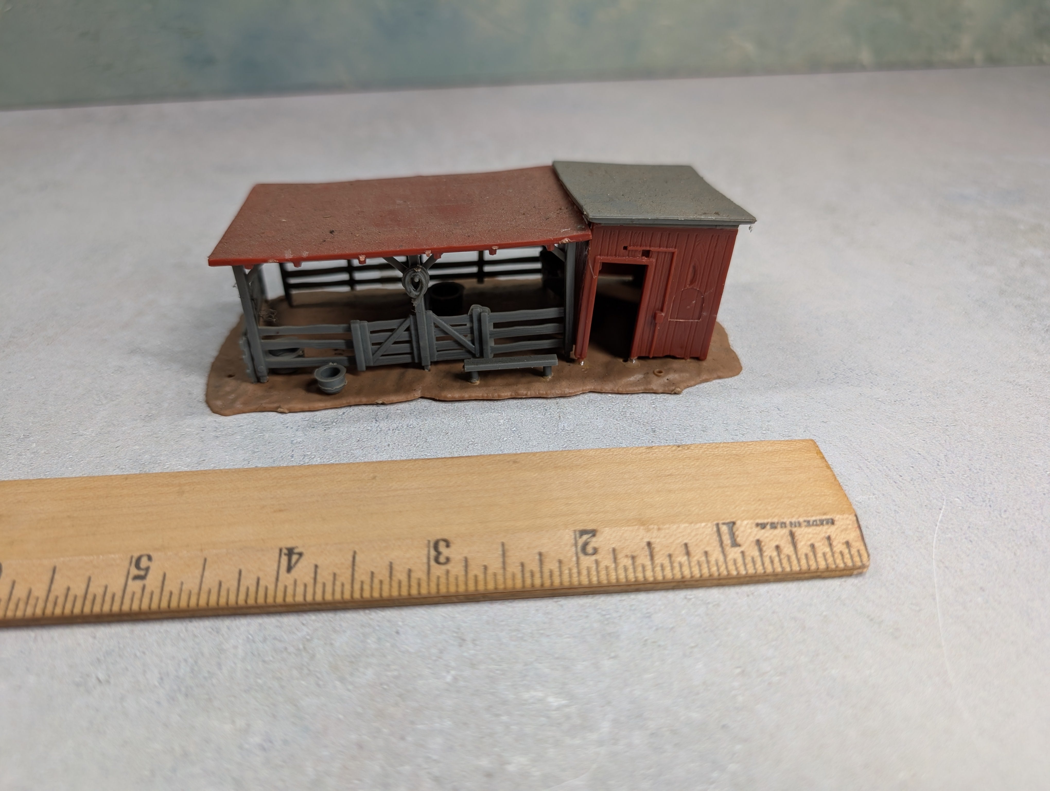 USED HO Scale Farm Animal Stable