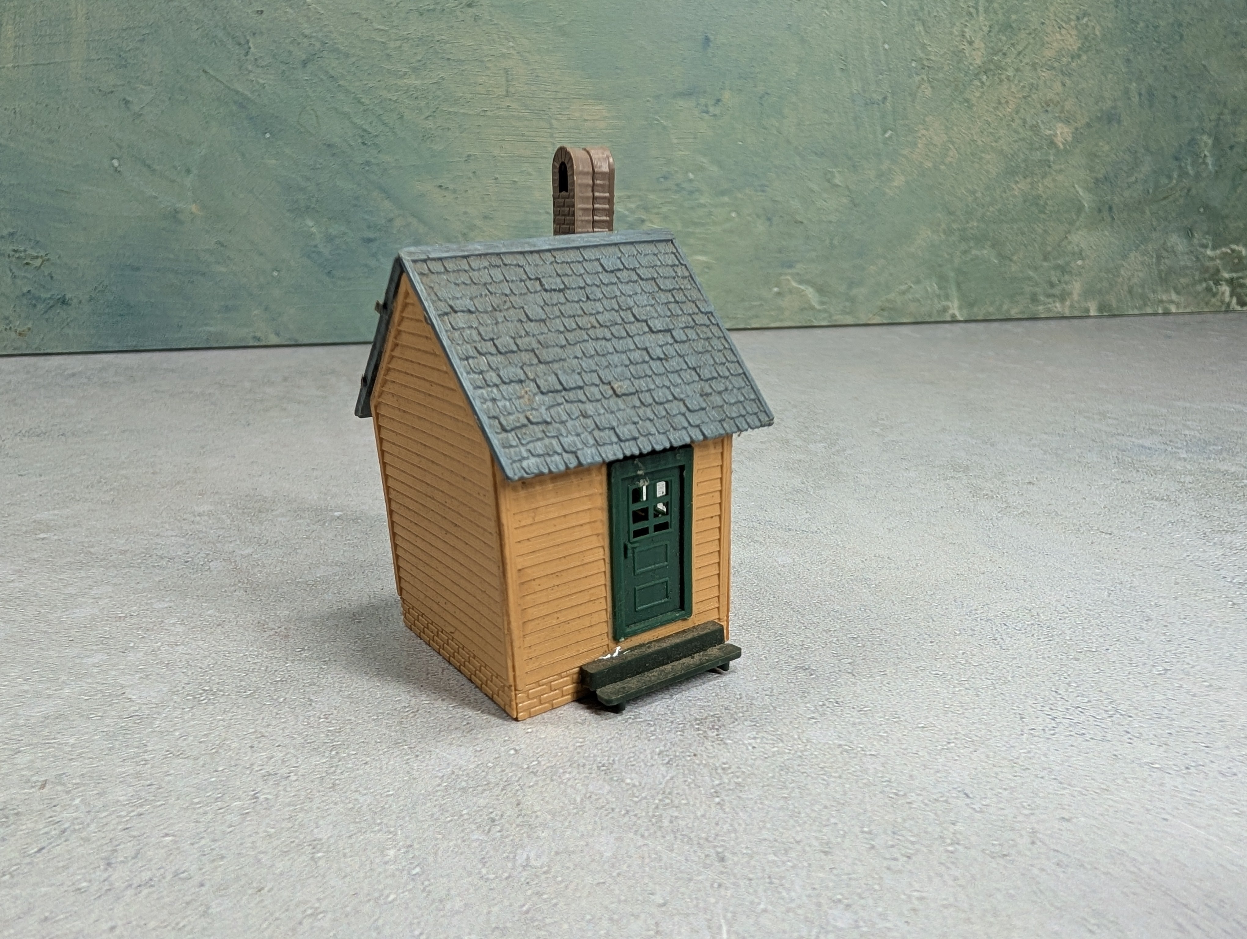 USED HO Scale Tiny Brown Home