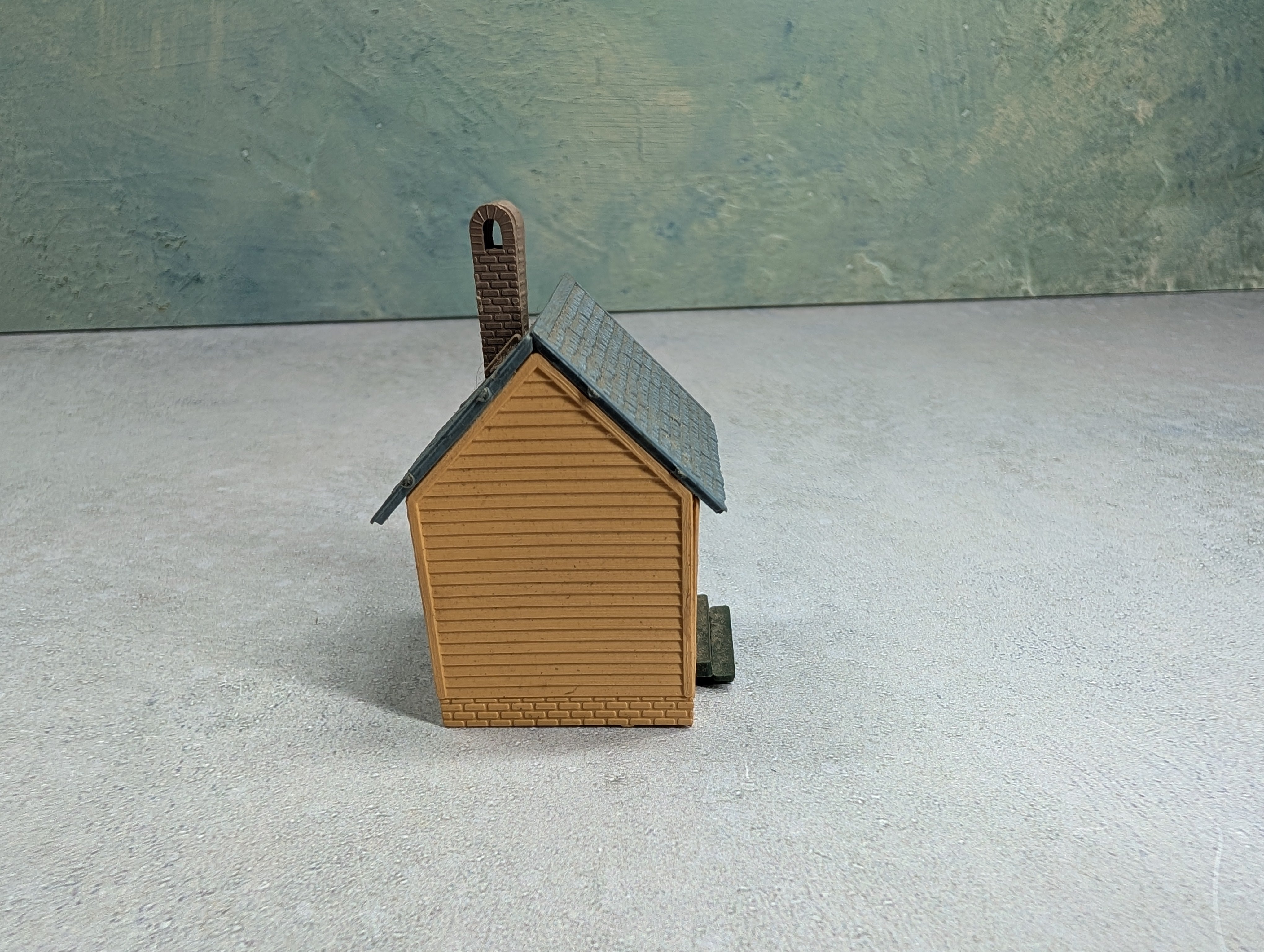 USED HO Scale Tiny Brown Home