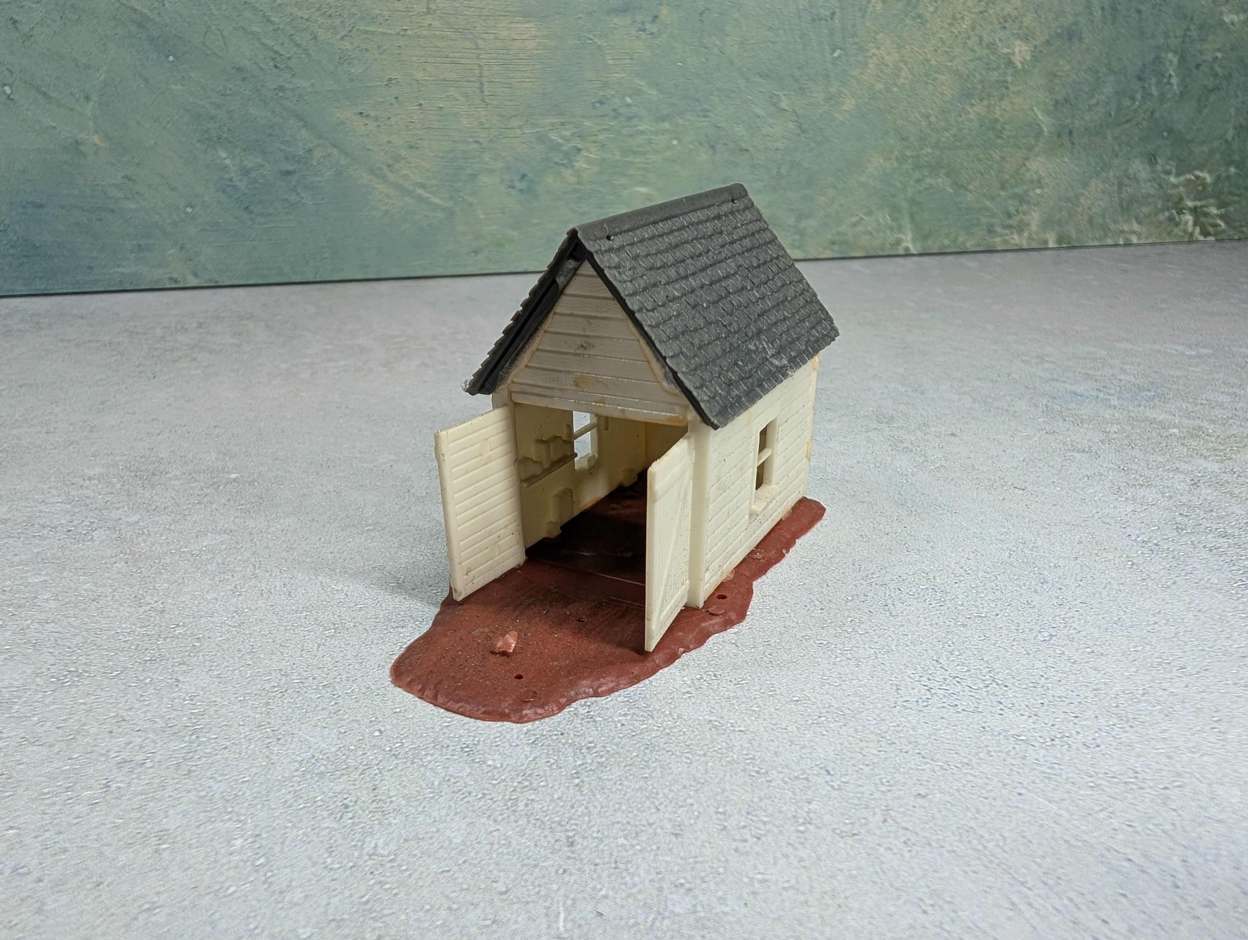 USED HO Scale White Shed w/ Doors Open