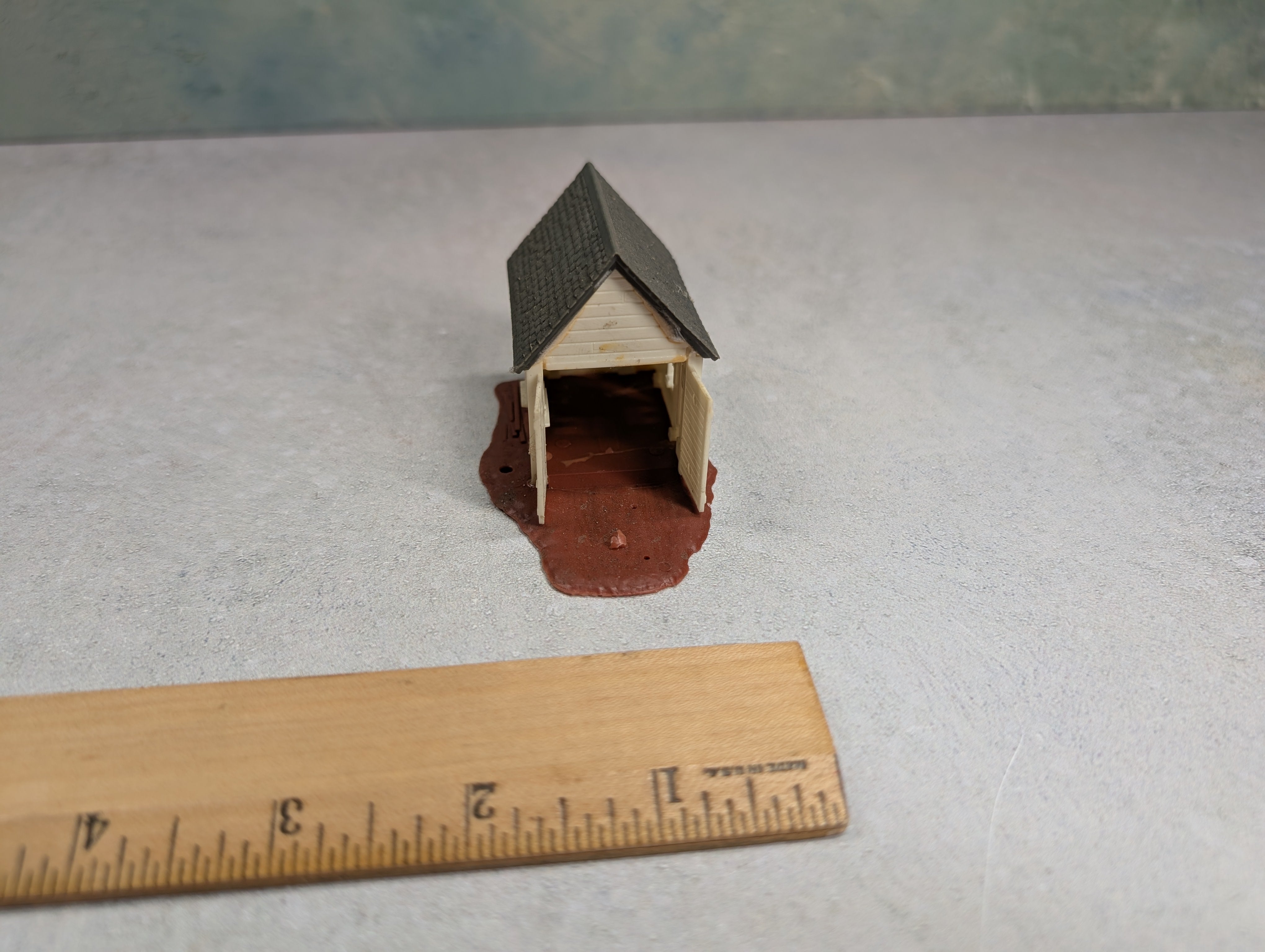 USED HO Scale White Shed w/ Doors Open