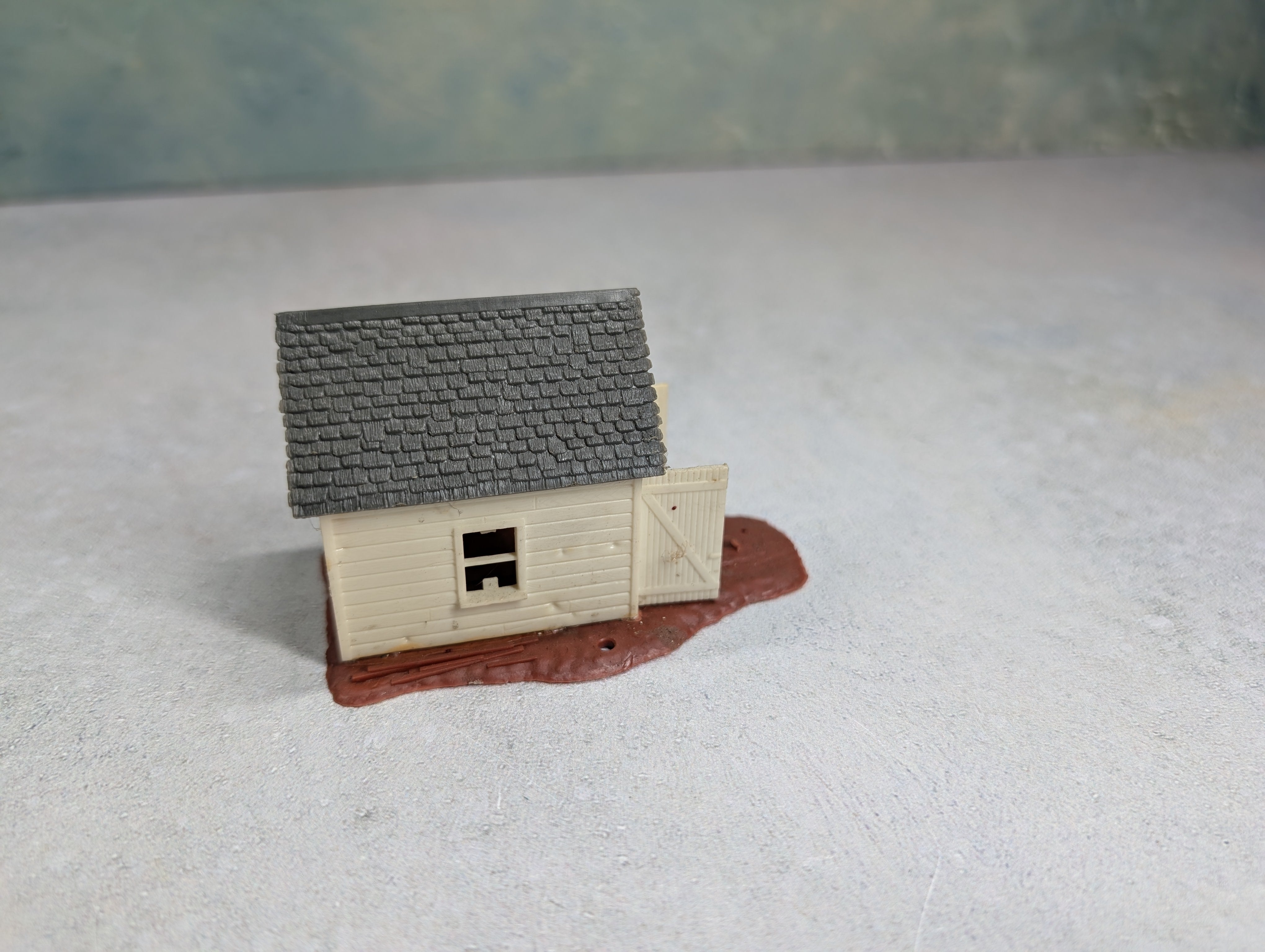 USED HO Scale White Shed w/ Doors Open