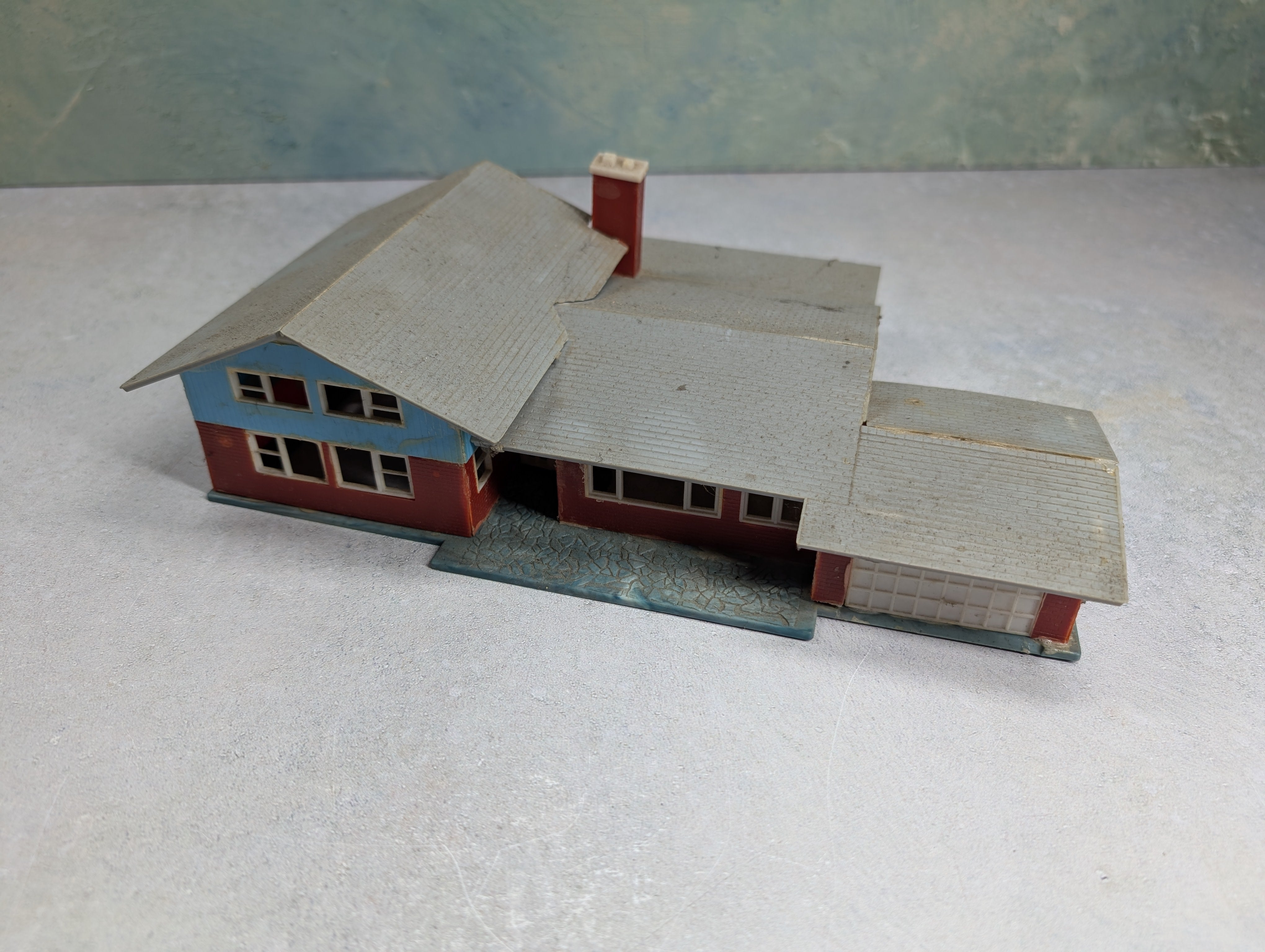 USED HO Scale Brick & Blue Home