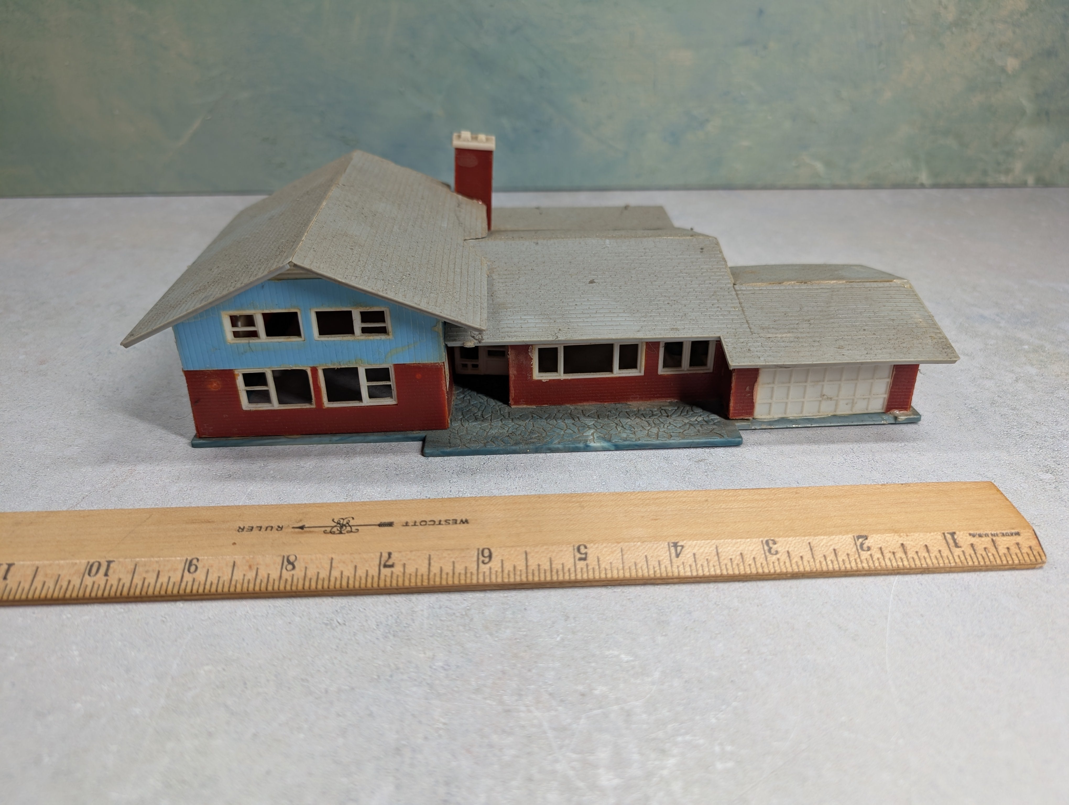 USED HO Scale Brick & Blue Home