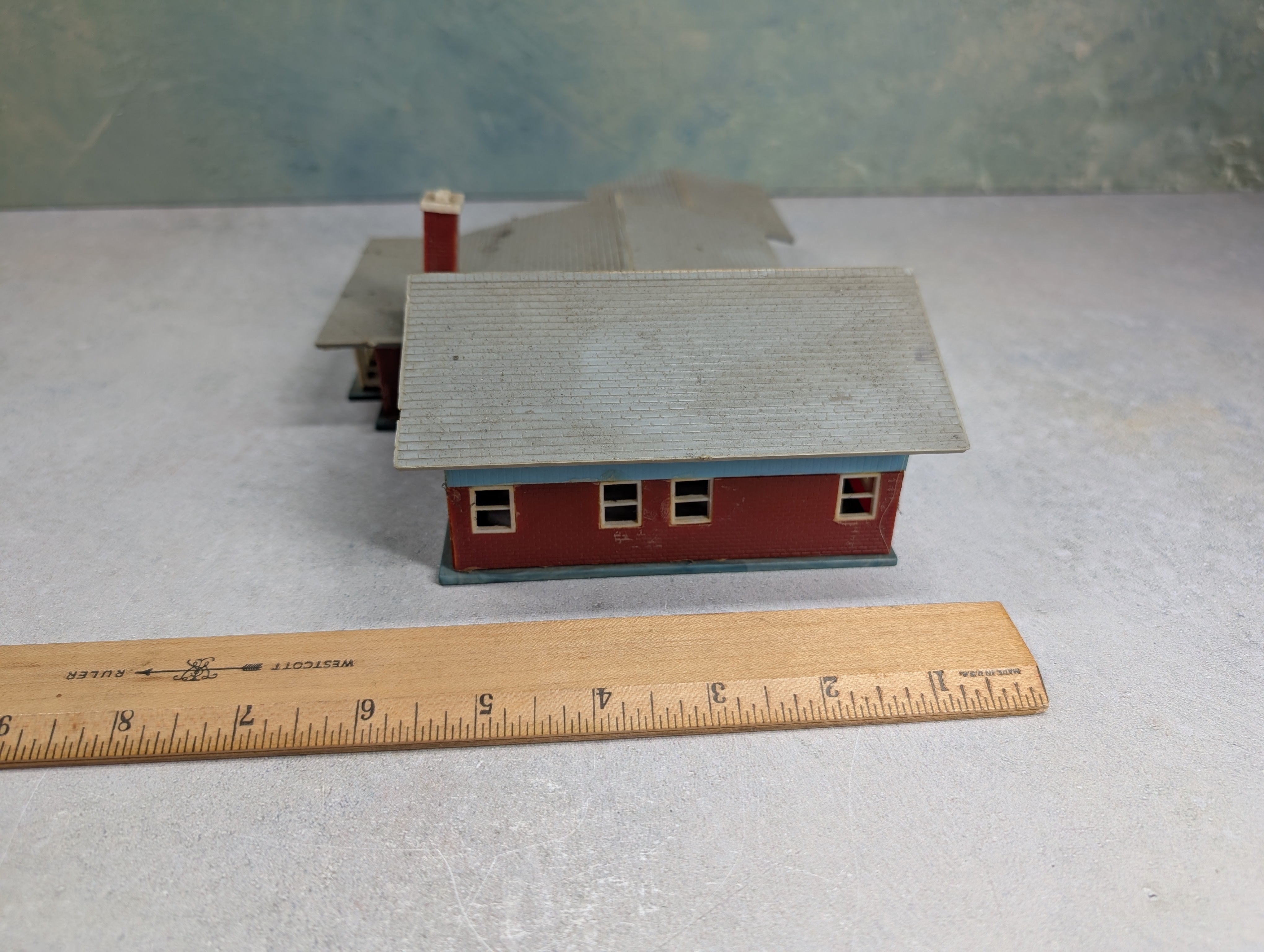 USED HO Scale Brick & Blue Home