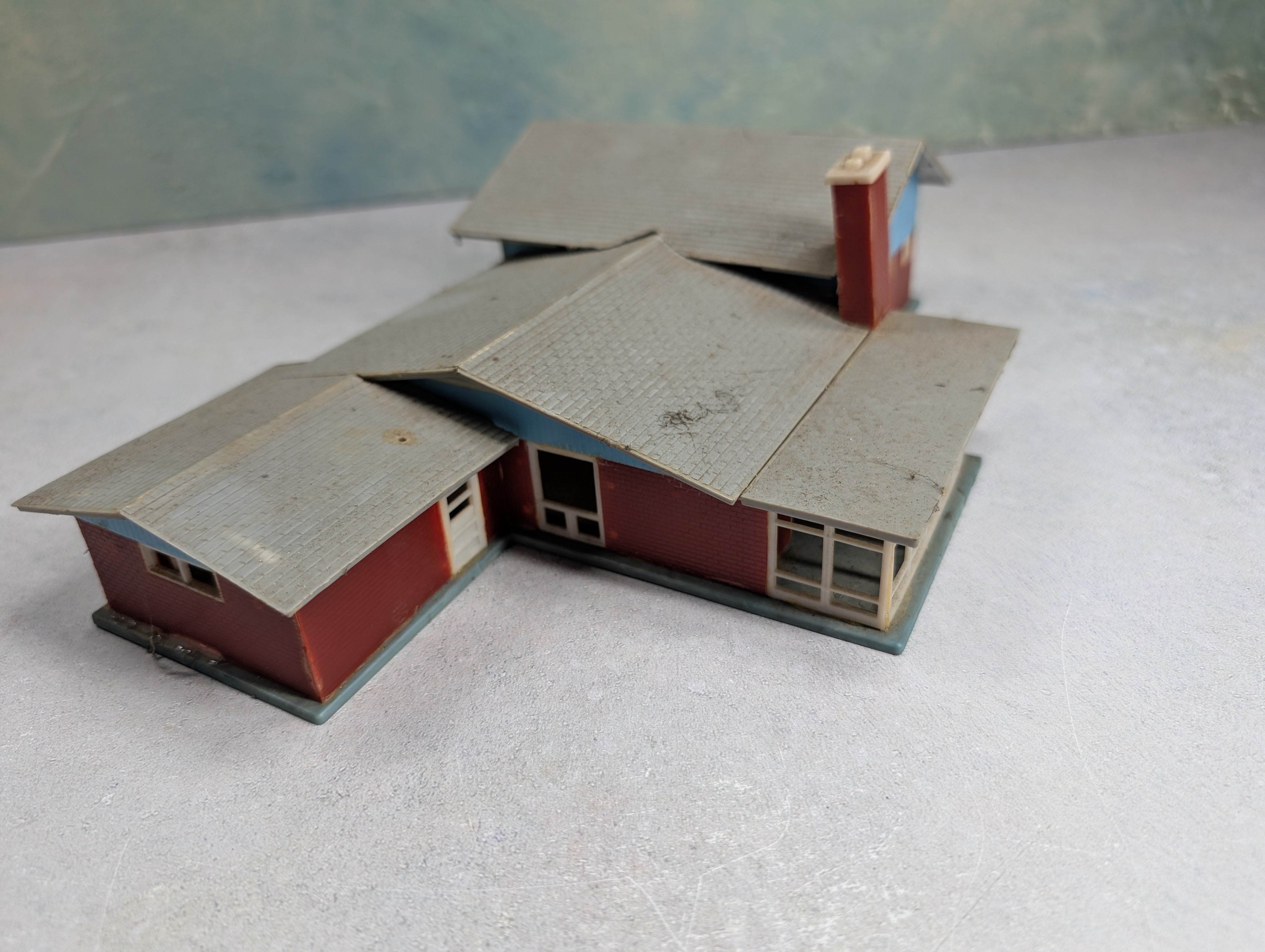 USED HO Scale Brick & Blue Home