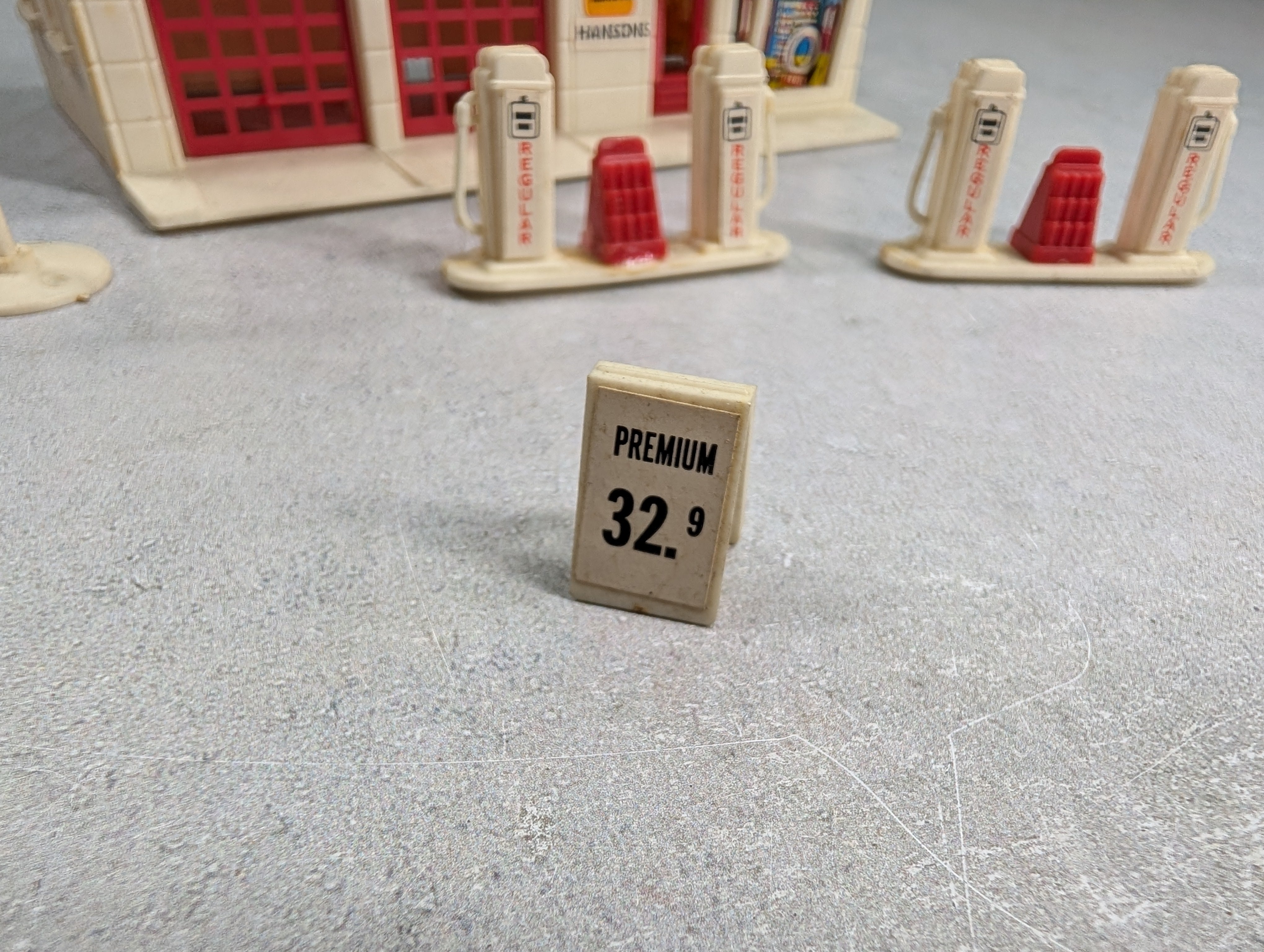 USED HO Scale Hansons Gas Station & Service Center