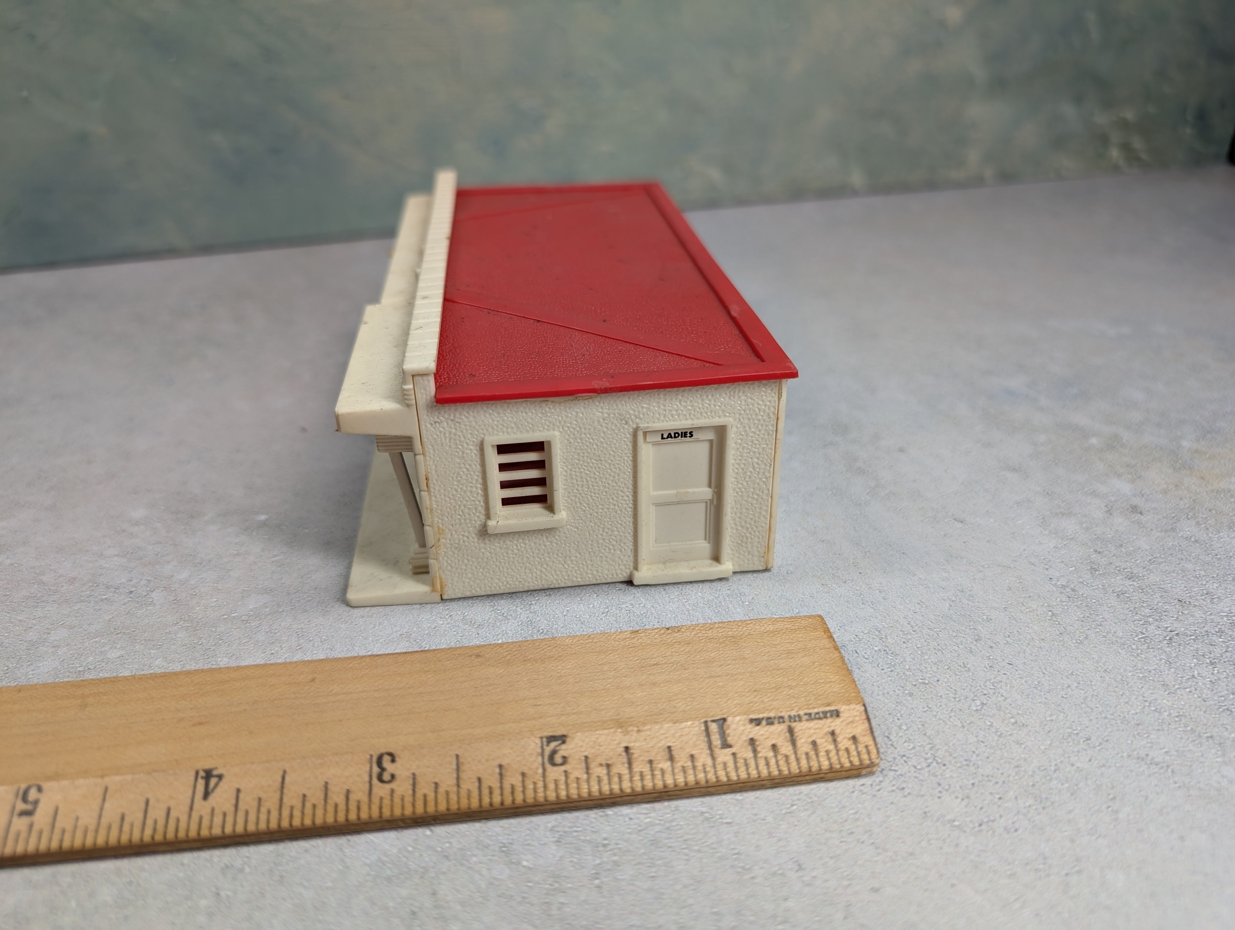USED HO Scale Hansons Gas Station & Service Center