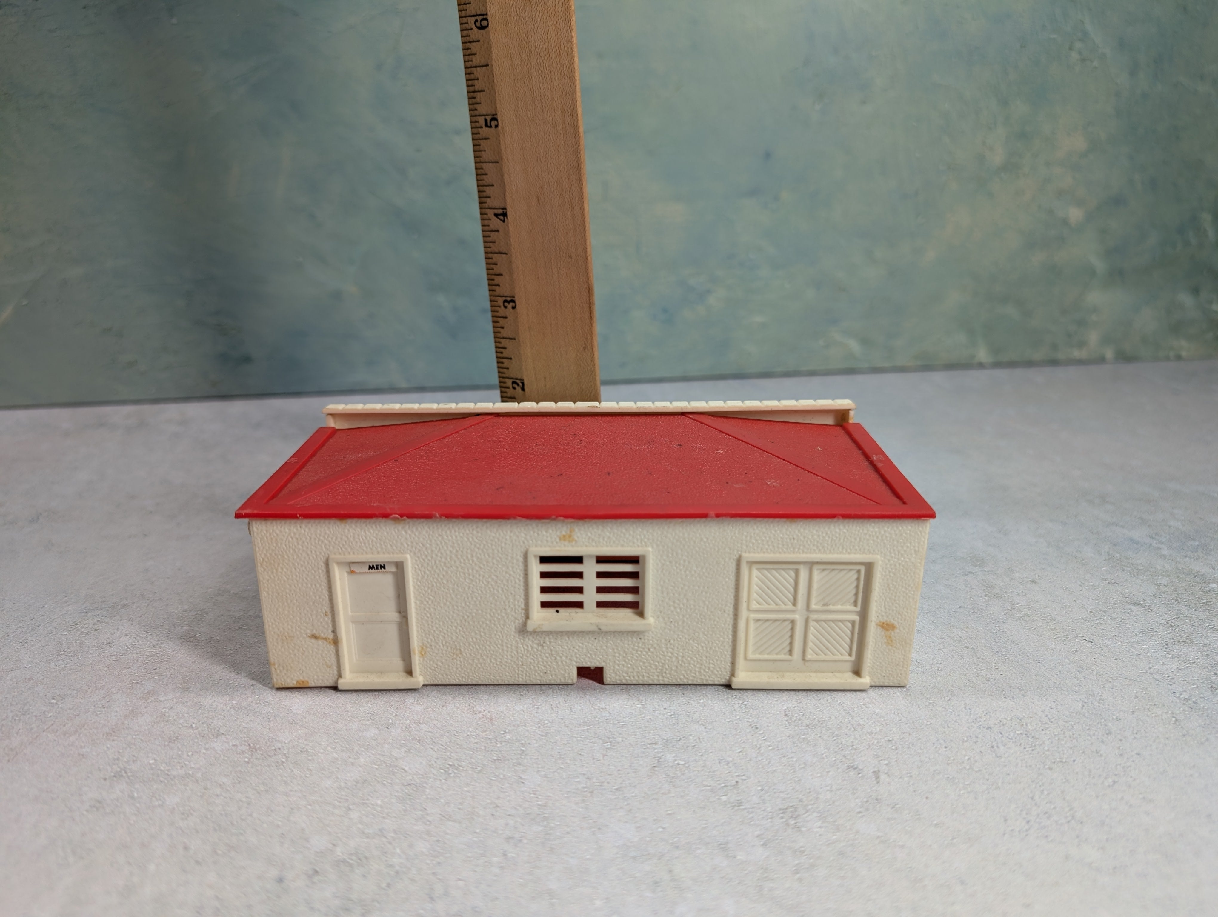 USED HO Scale Hansons Gas Station & Service Center