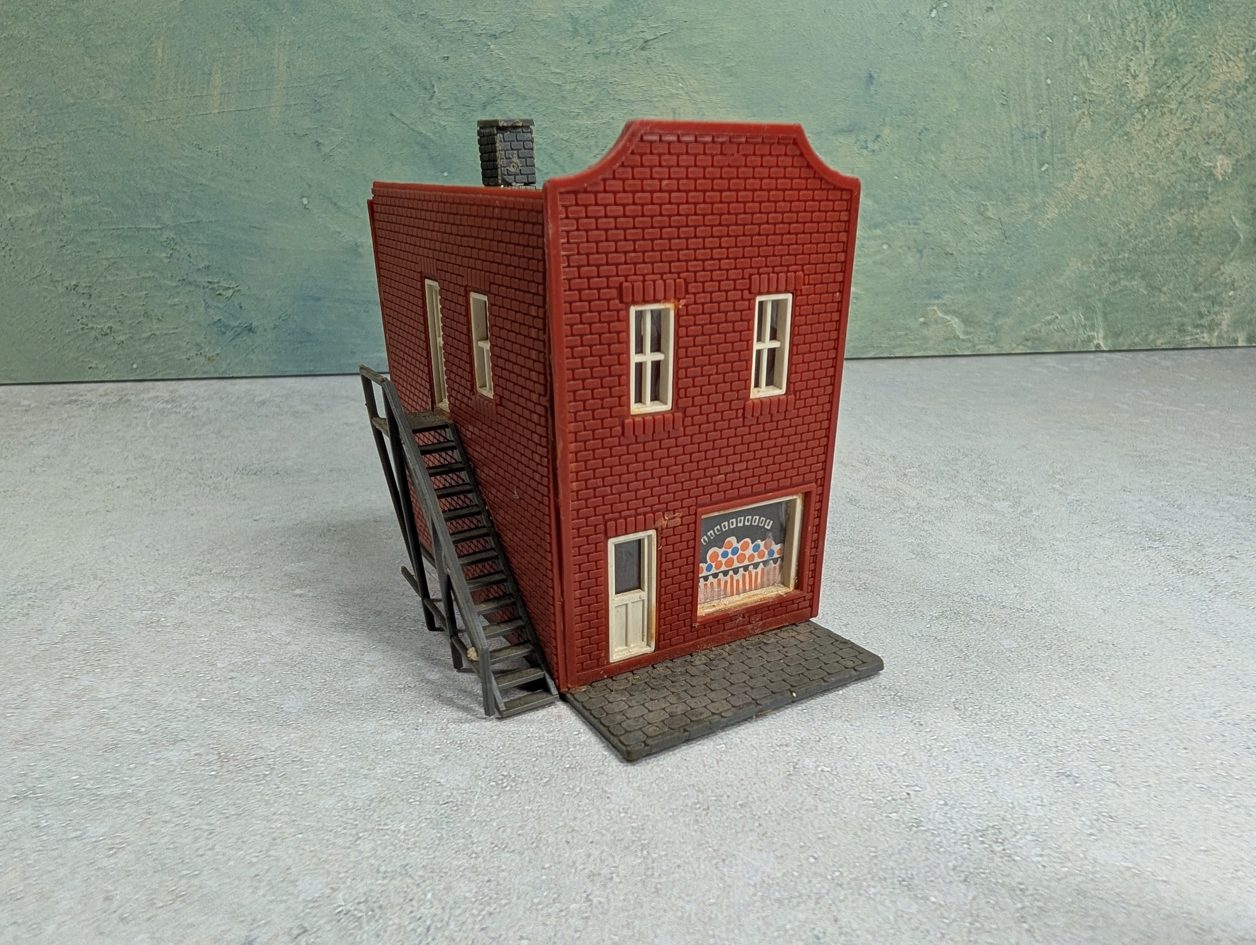USED HO Scale Old Fashioned Brick Store