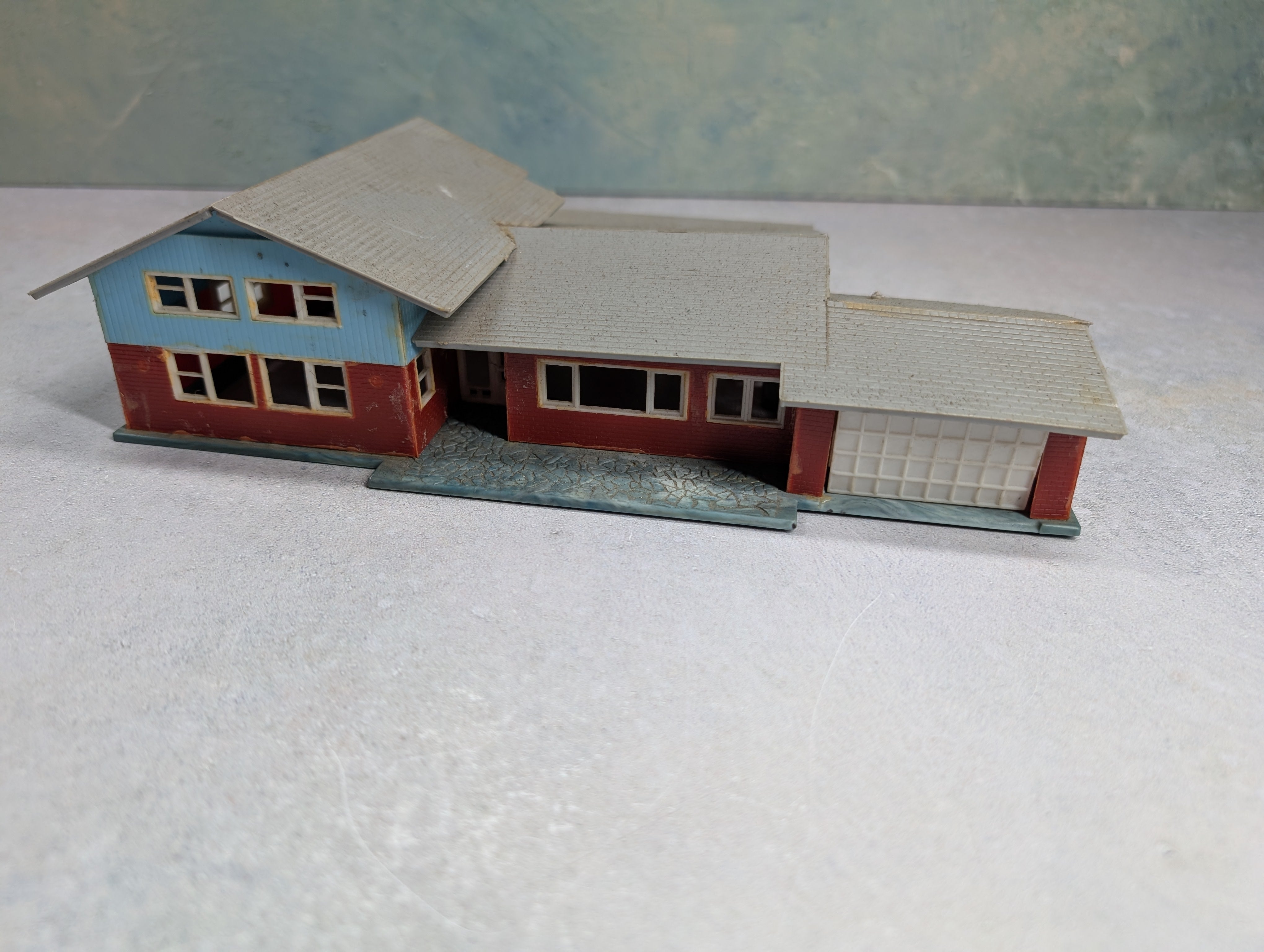 USED HO Scale Brick & Blue Home
