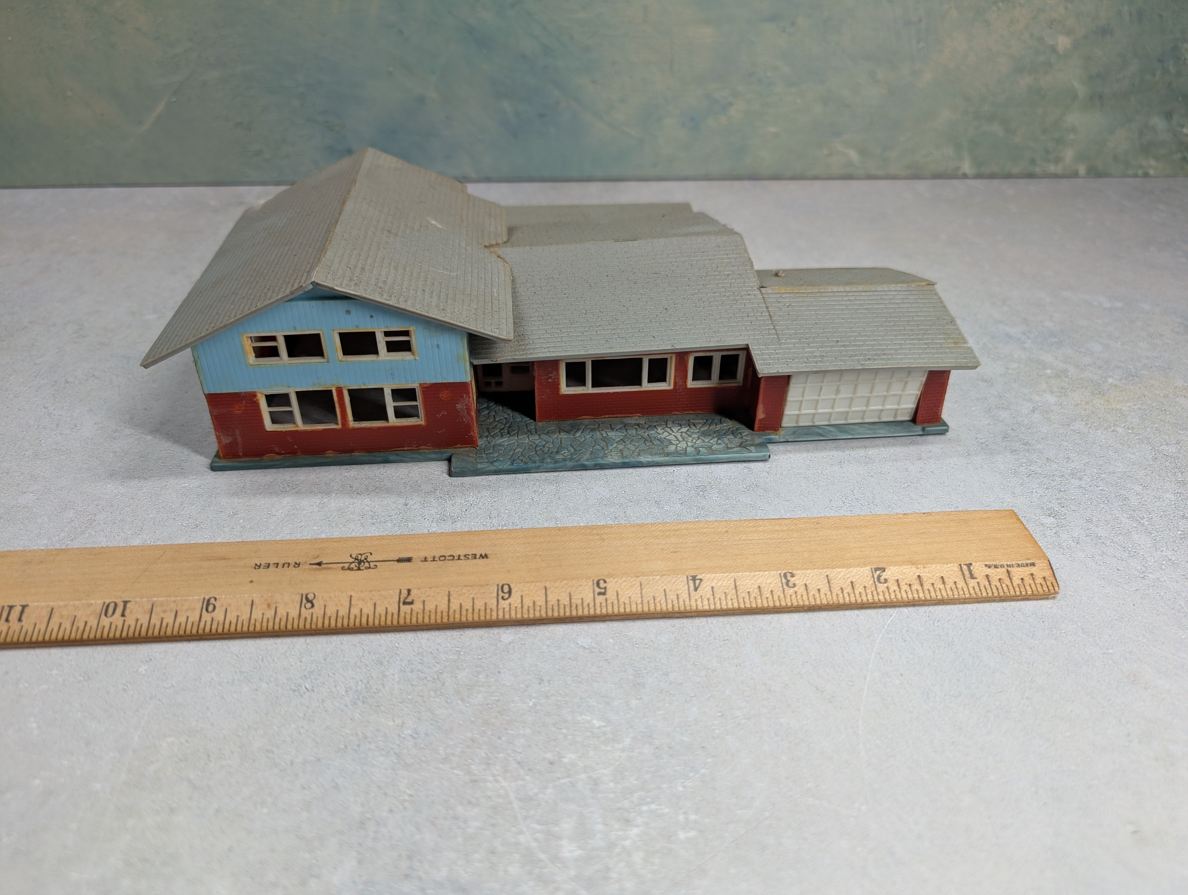 USED HO Scale Brick & Blue Home