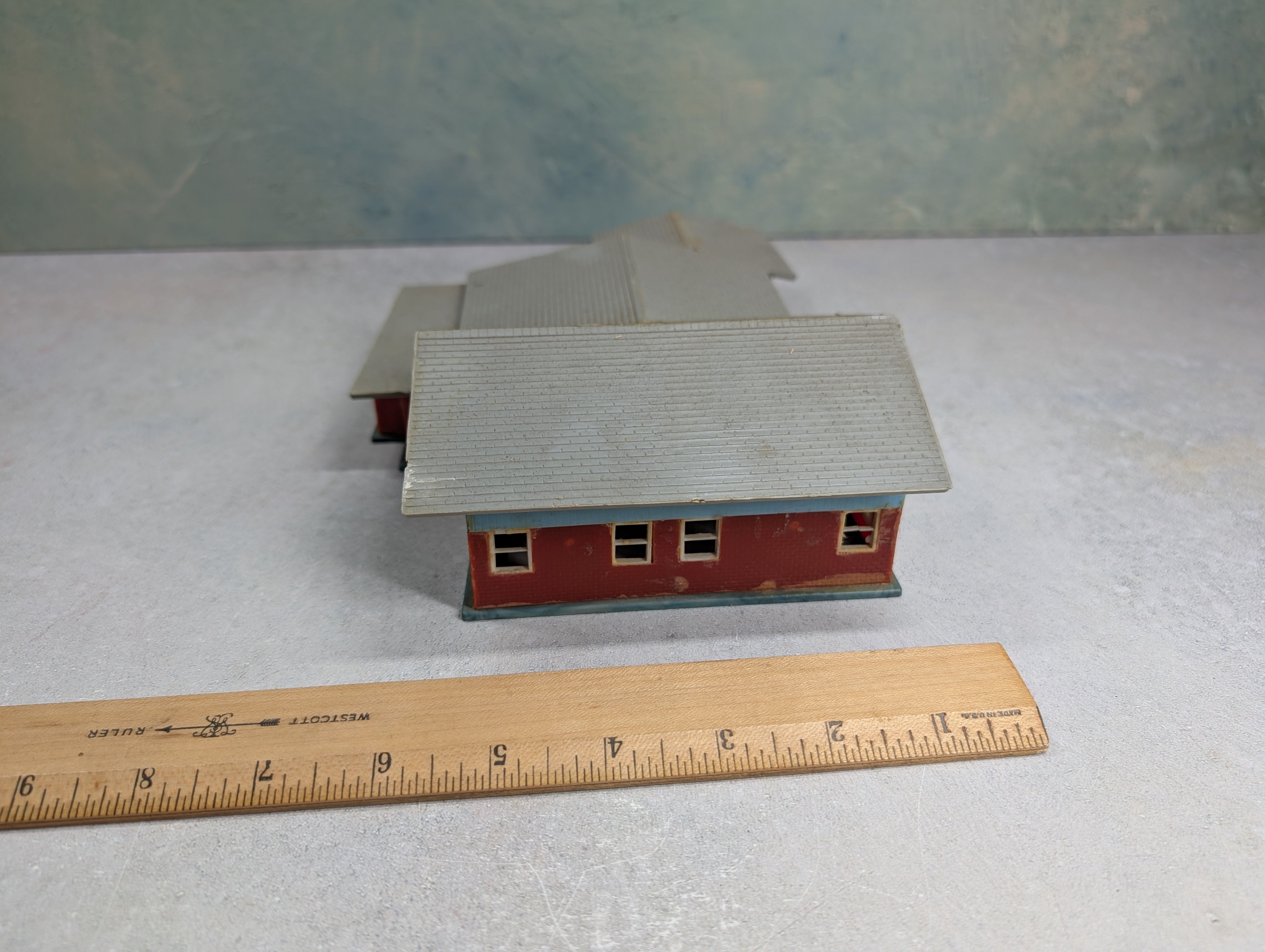 USED HO Scale Brick & Blue Home