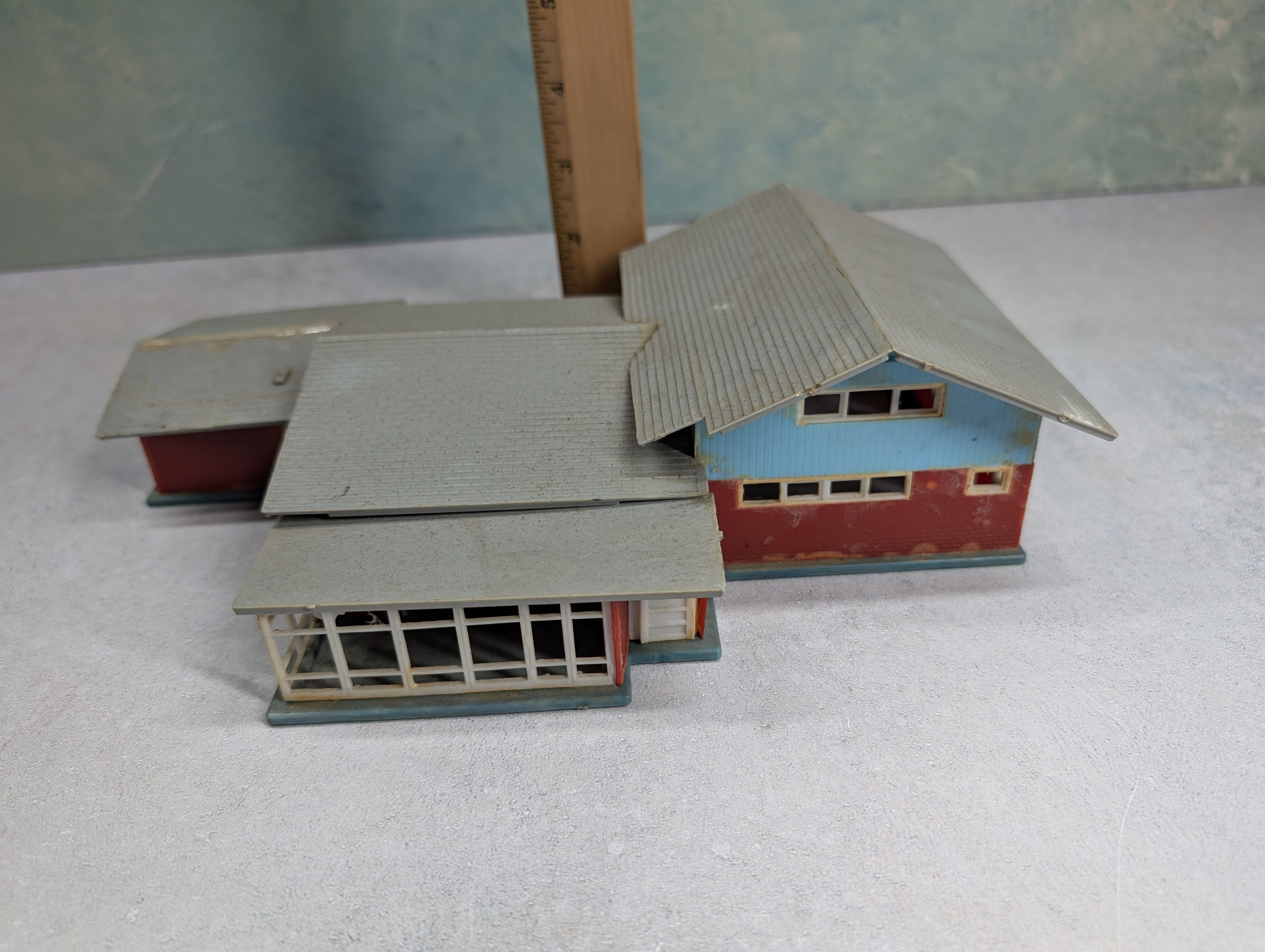 USED HO Scale Brick & Blue Home