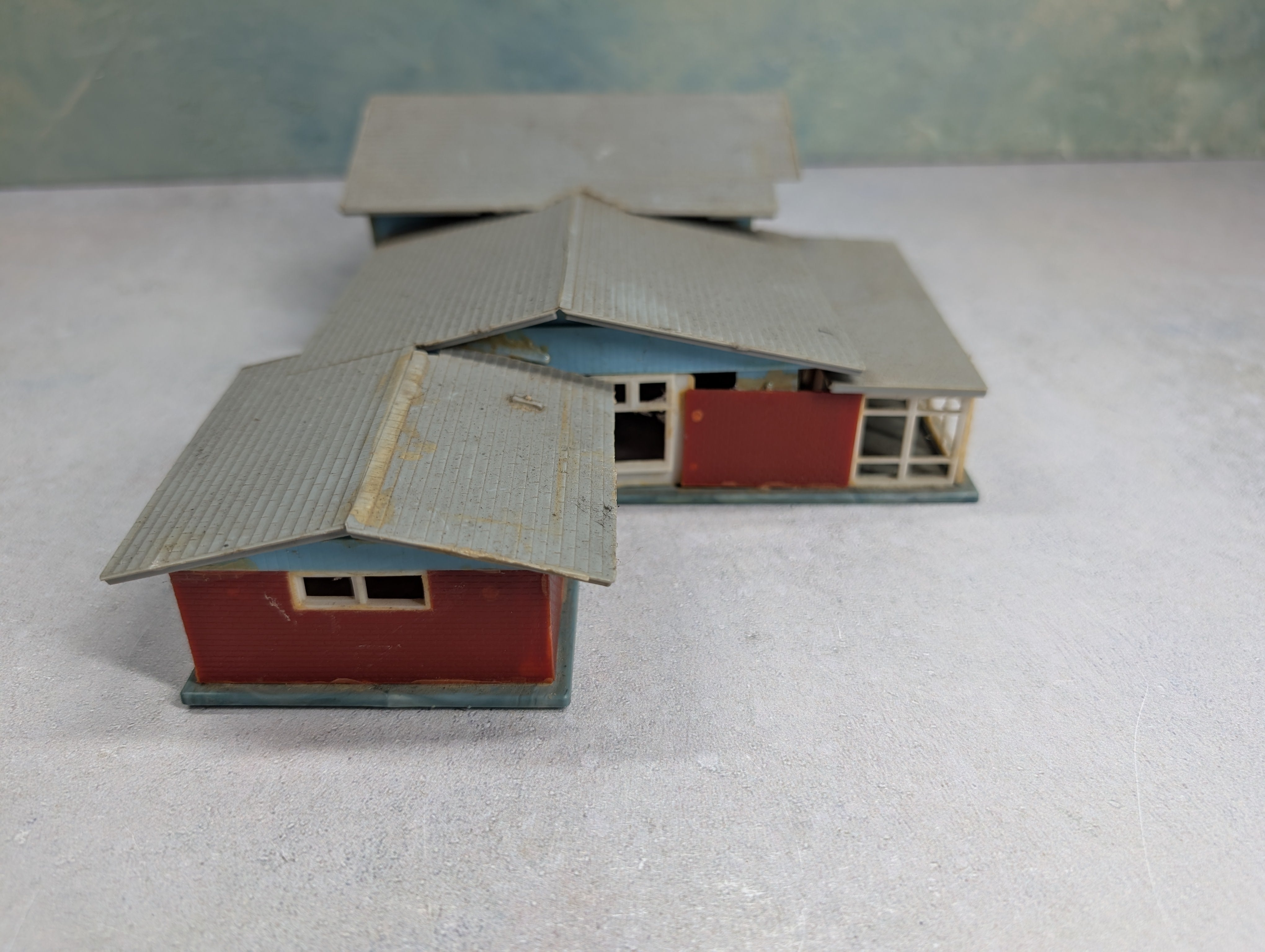USED HO Scale Brick & Blue Home