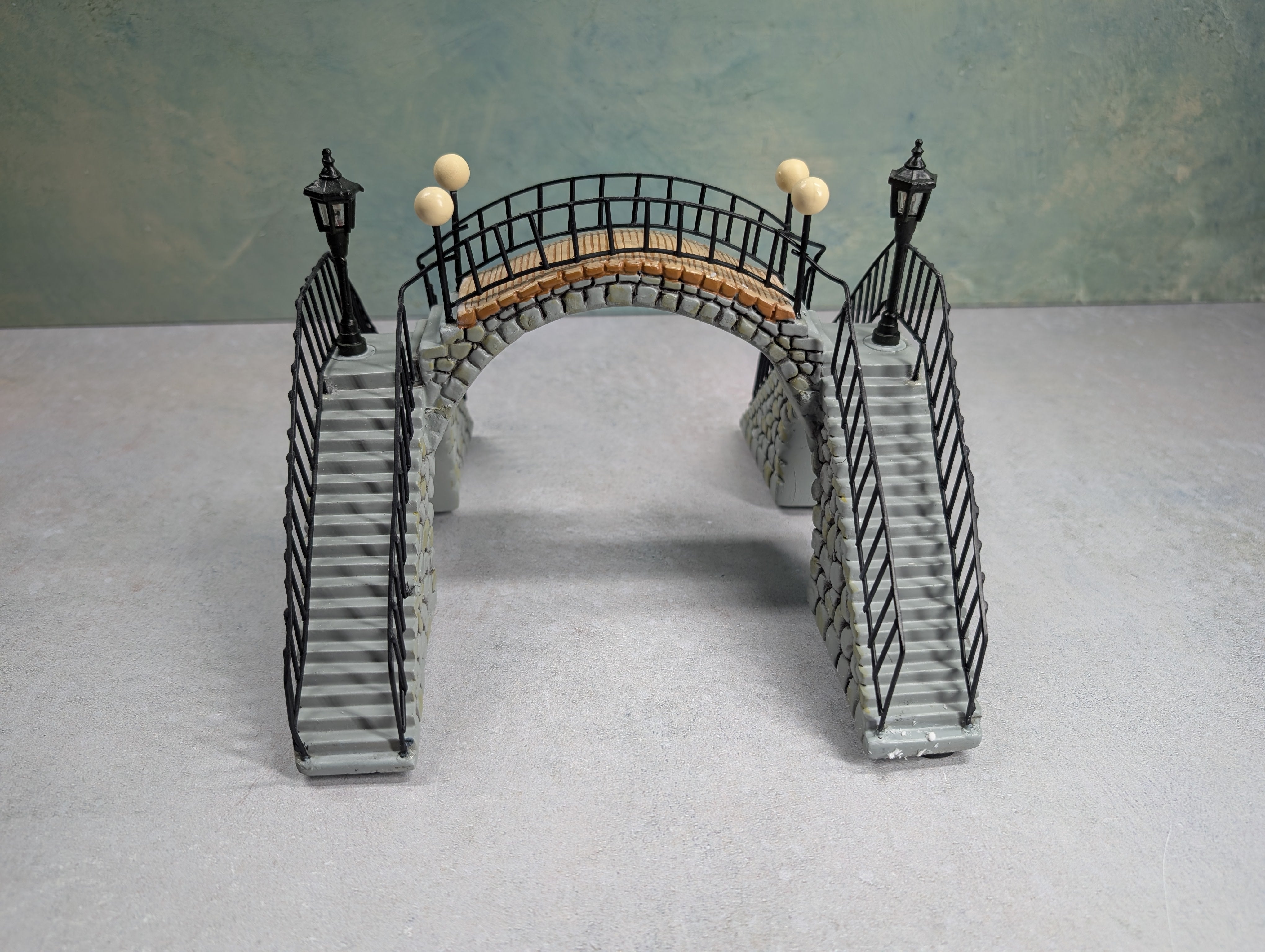 USED Hawthorne Village Stone Pedestrian Crossing Bridge with Railroad Figure