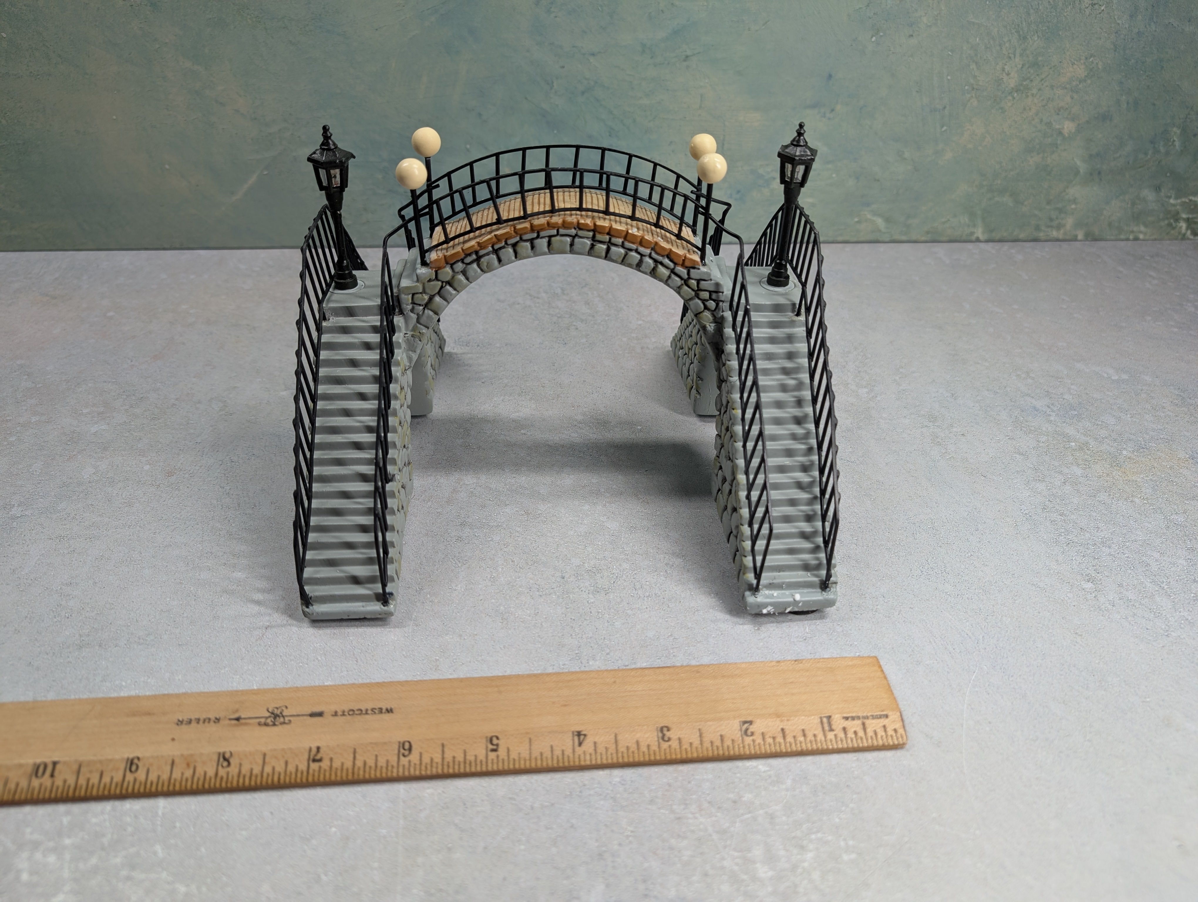 USED Hawthorne Village Stone Pedestrian Crossing Bridge with Railroad Figure