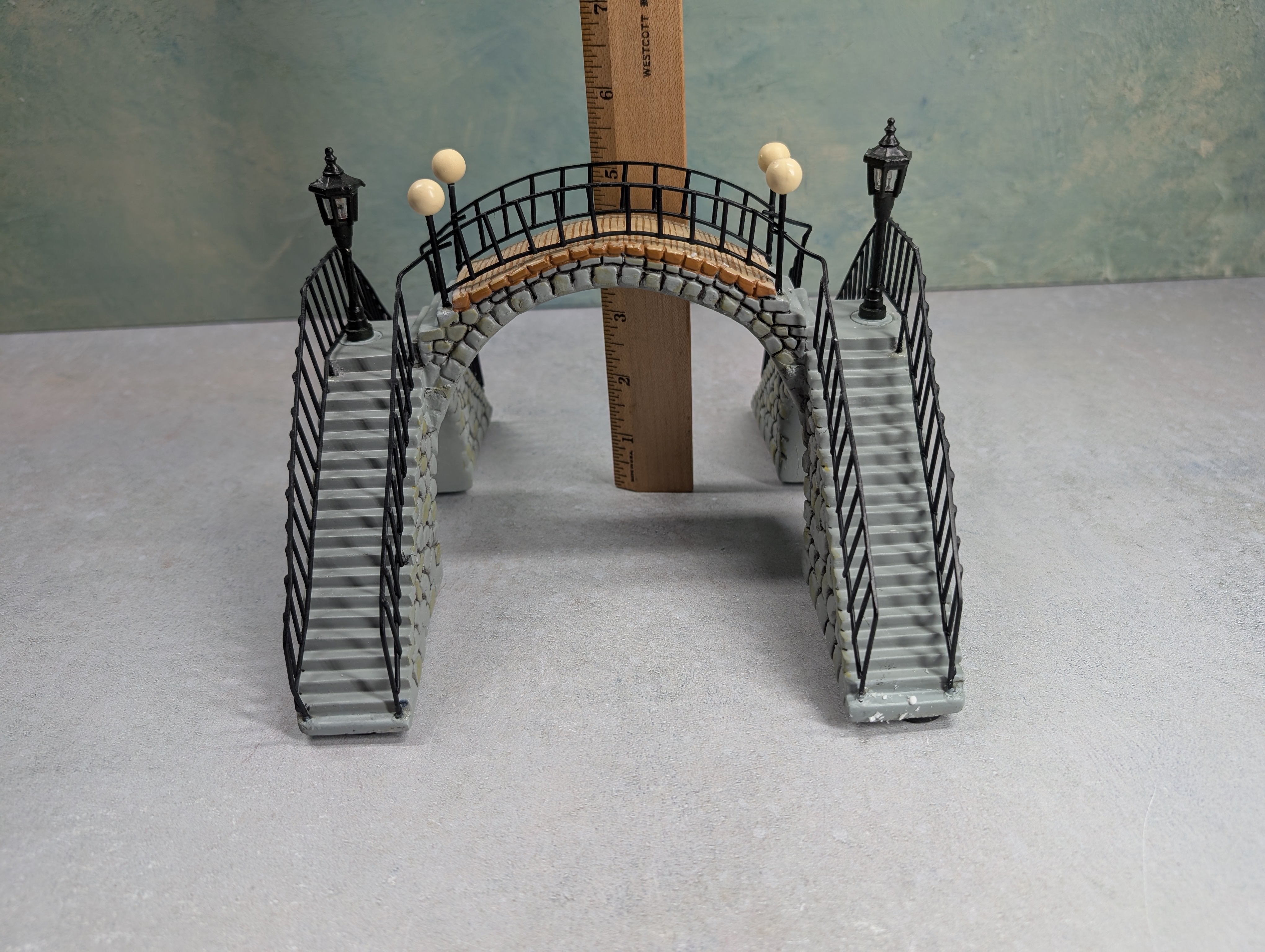 USED Hawthorne Village Stone Pedestrian Crossing Bridge with Railroad Figure