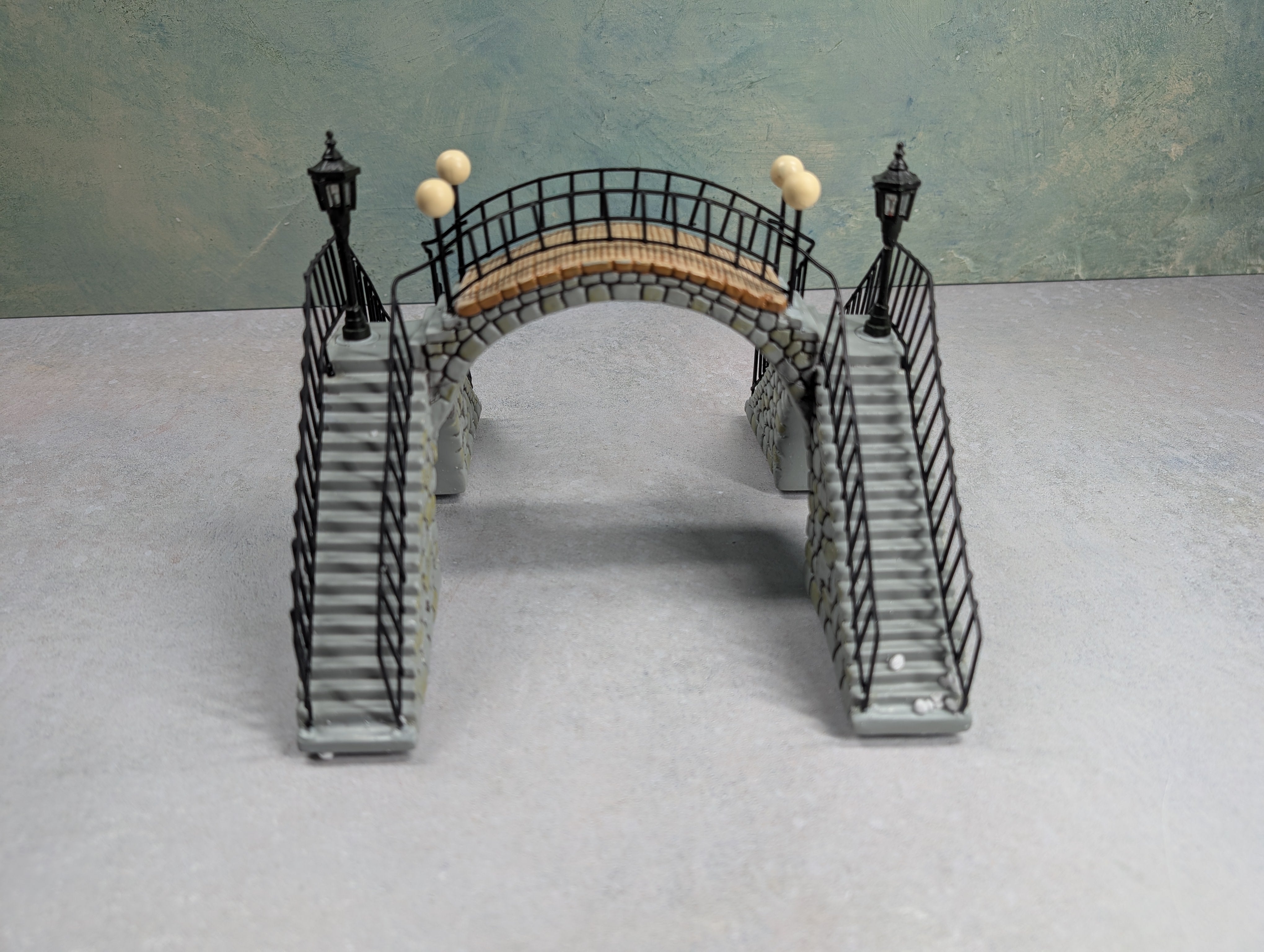 USED Hawthorne Village Stone Pedestrian Crossing Bridge with Railroad Figure
