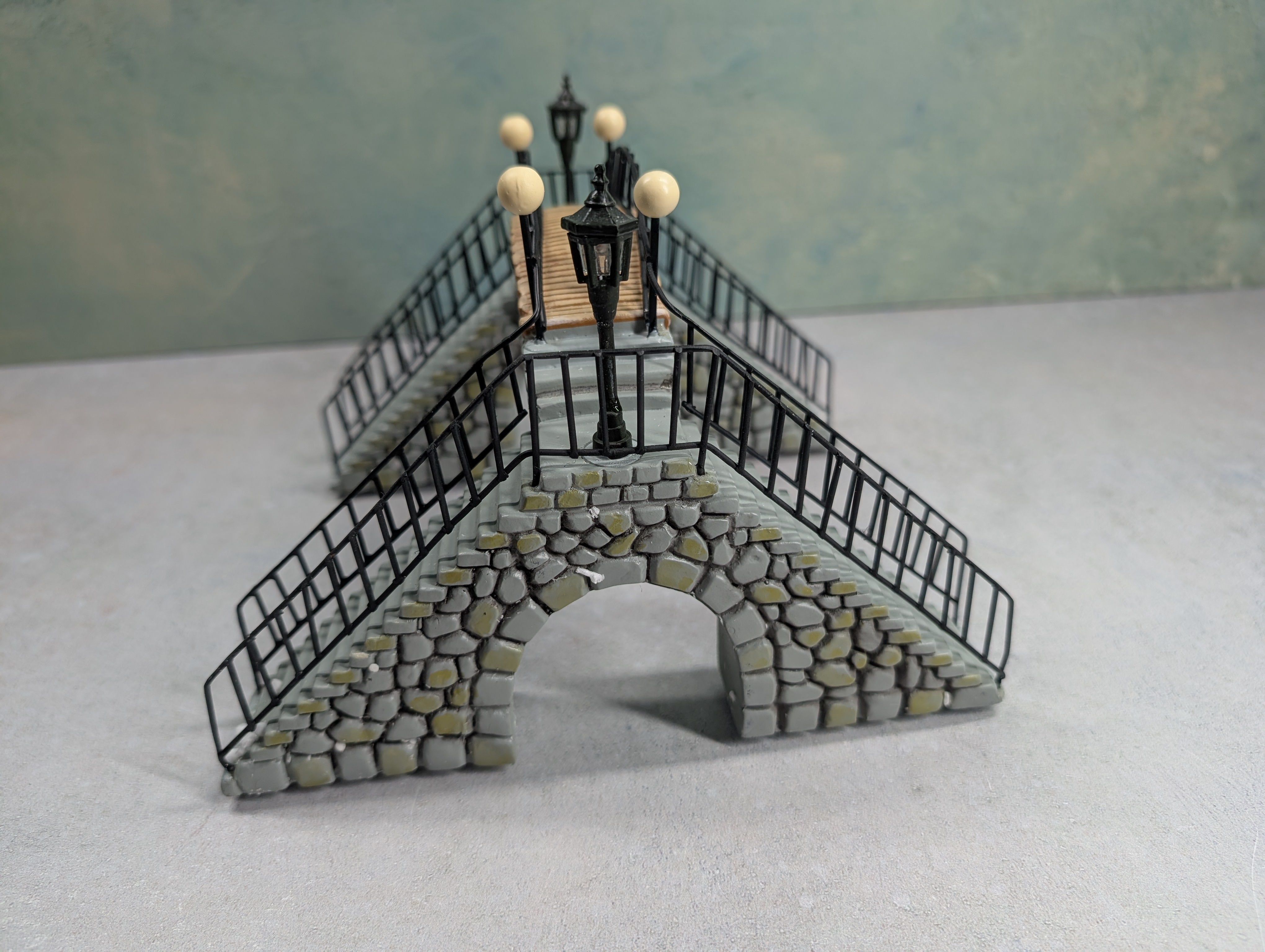USED Hawthorne Village Stone Pedestrian Crossing Bridge with Railroad Figure