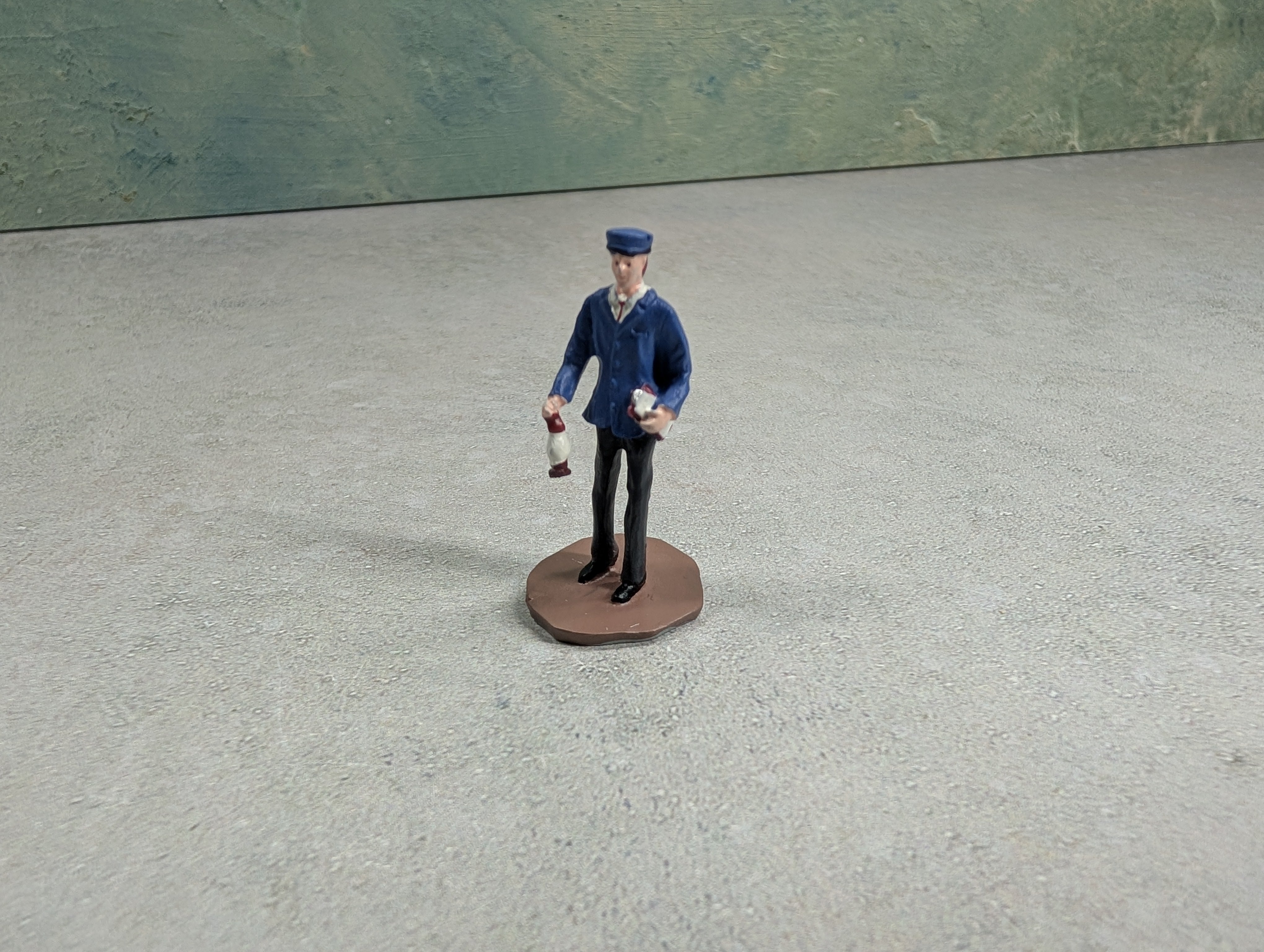 USED Hawthorne Village Stone Pedestrian Crossing Bridge with Railroad Figure