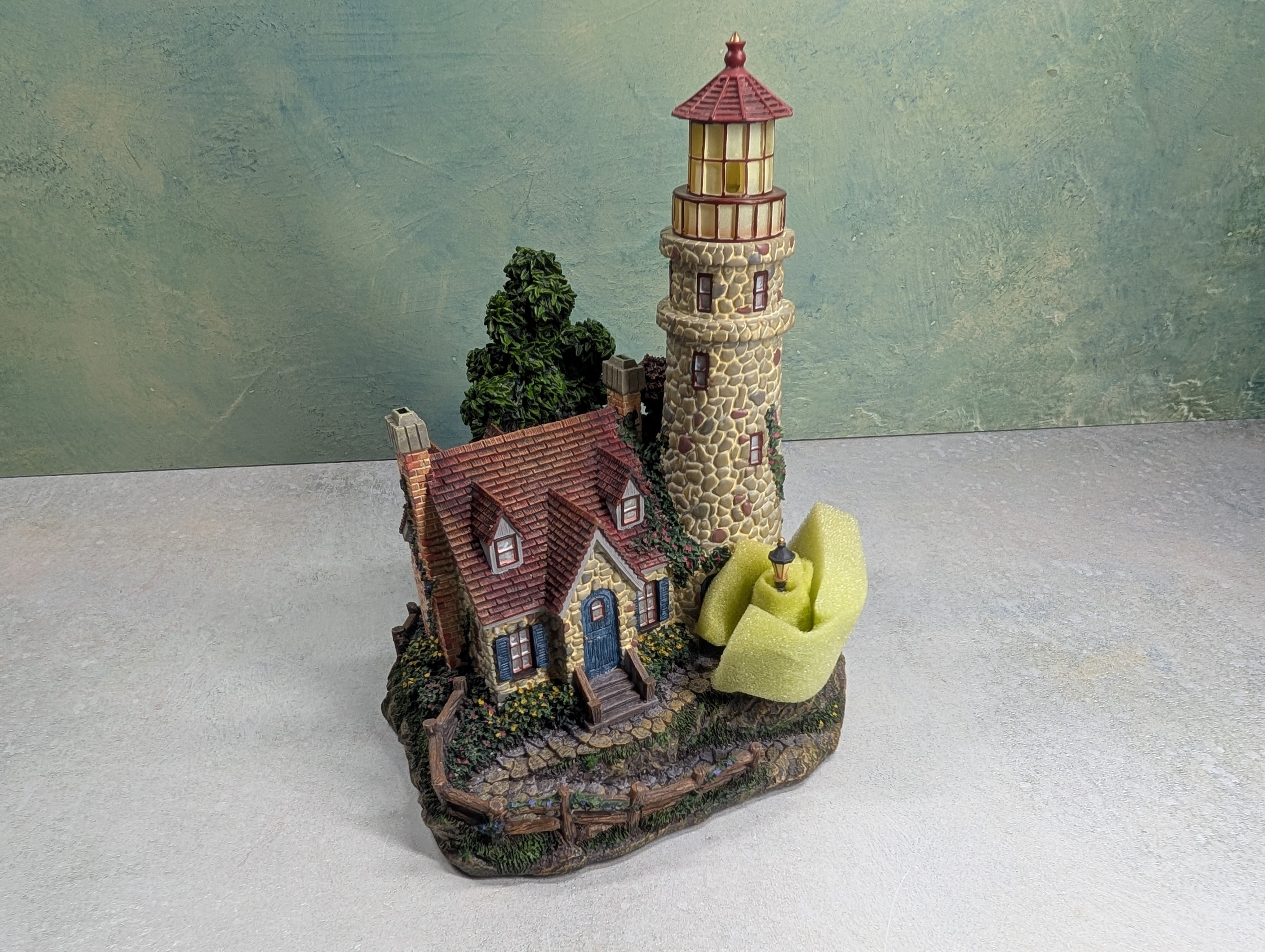 USED Hawthorne Village 79731 Guiding Point Lighthouse Thomas Kinkade