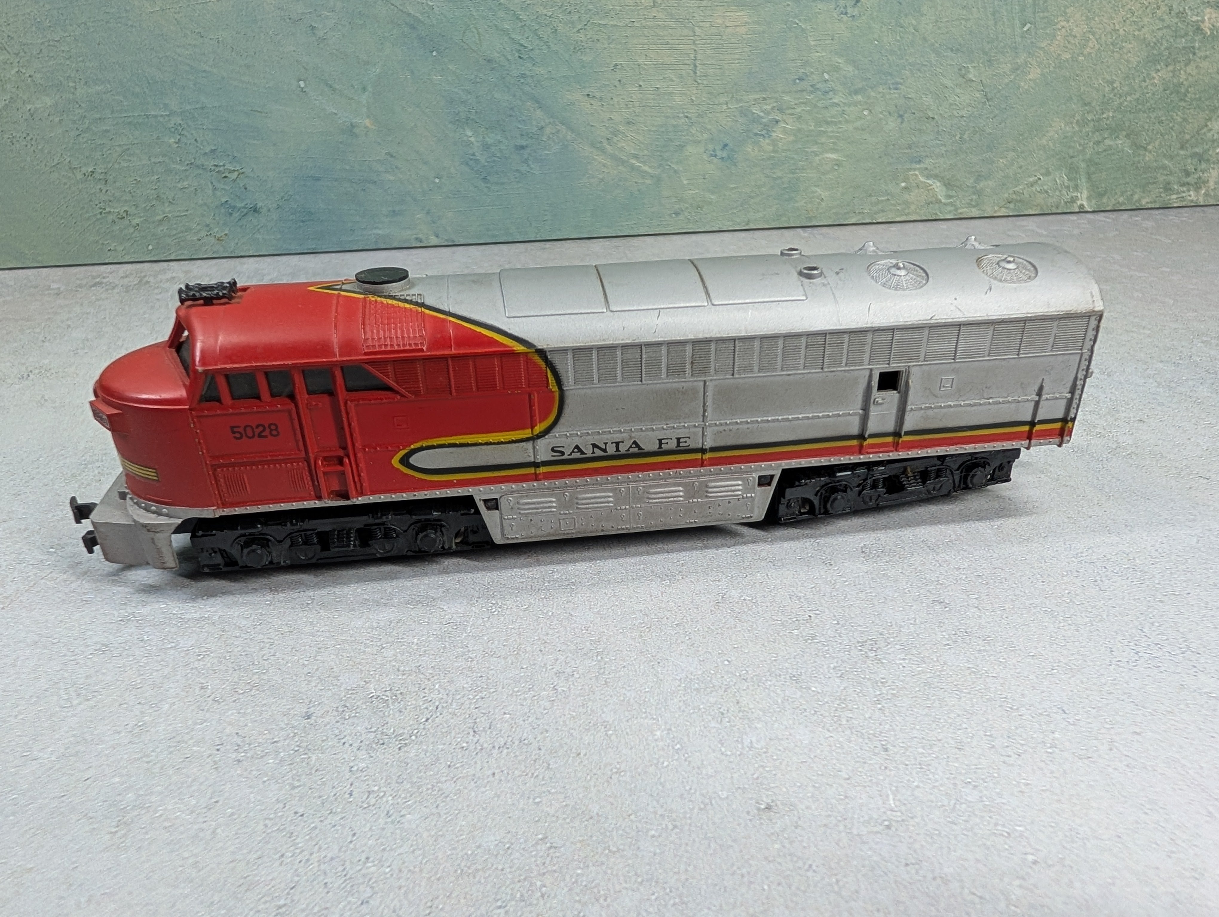 USED AHM HO Scale Fairbanks Morse C-Liner Diesel Locomotive Santa Fe #5028 Tested DC