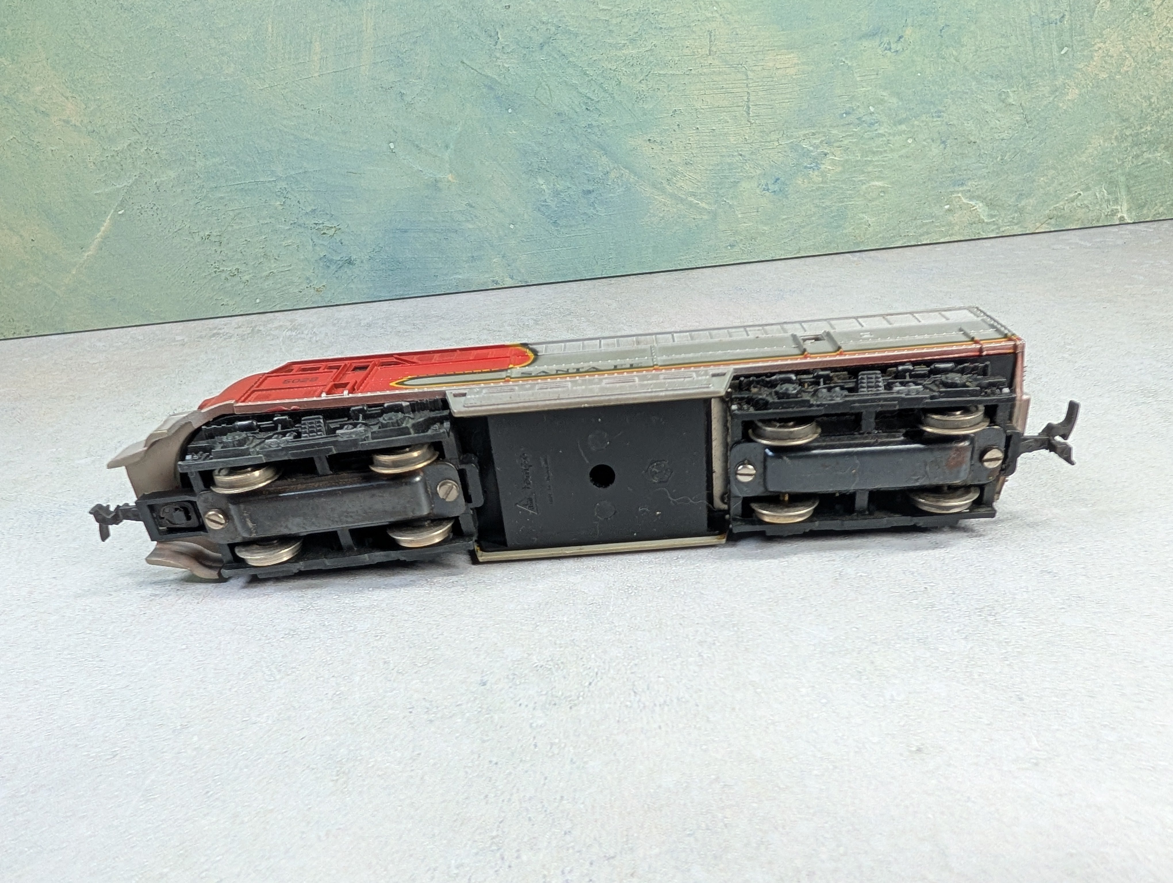 USED AHM HO Scale Fairbanks Morse C-Liner Diesel Locomotive Santa Fe #5028 Tested DC