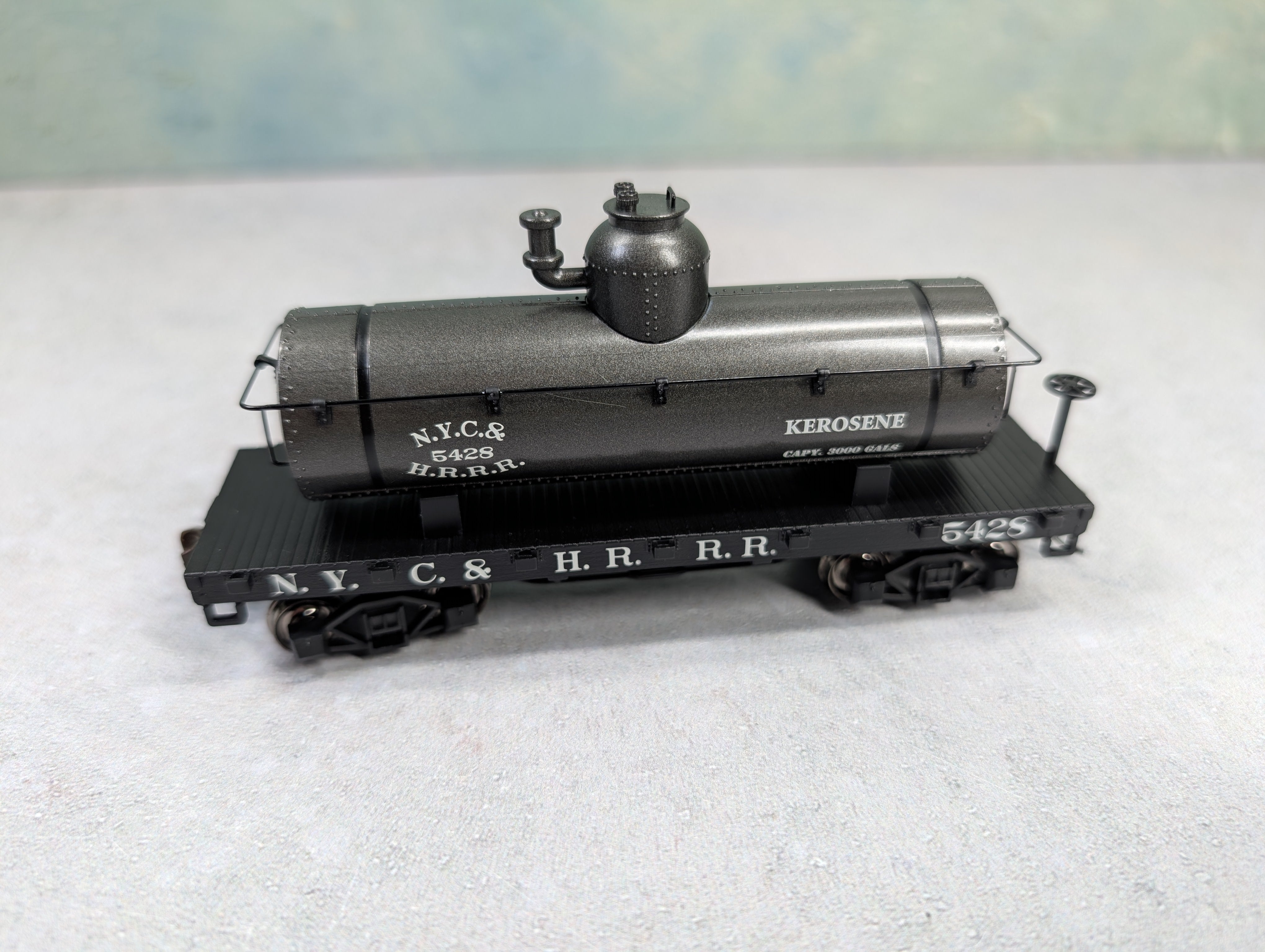 USED Hawthorne Village HO Scale Bachmann 34' Flat Car w/ Tank Car Load NYC&HRRR #5428