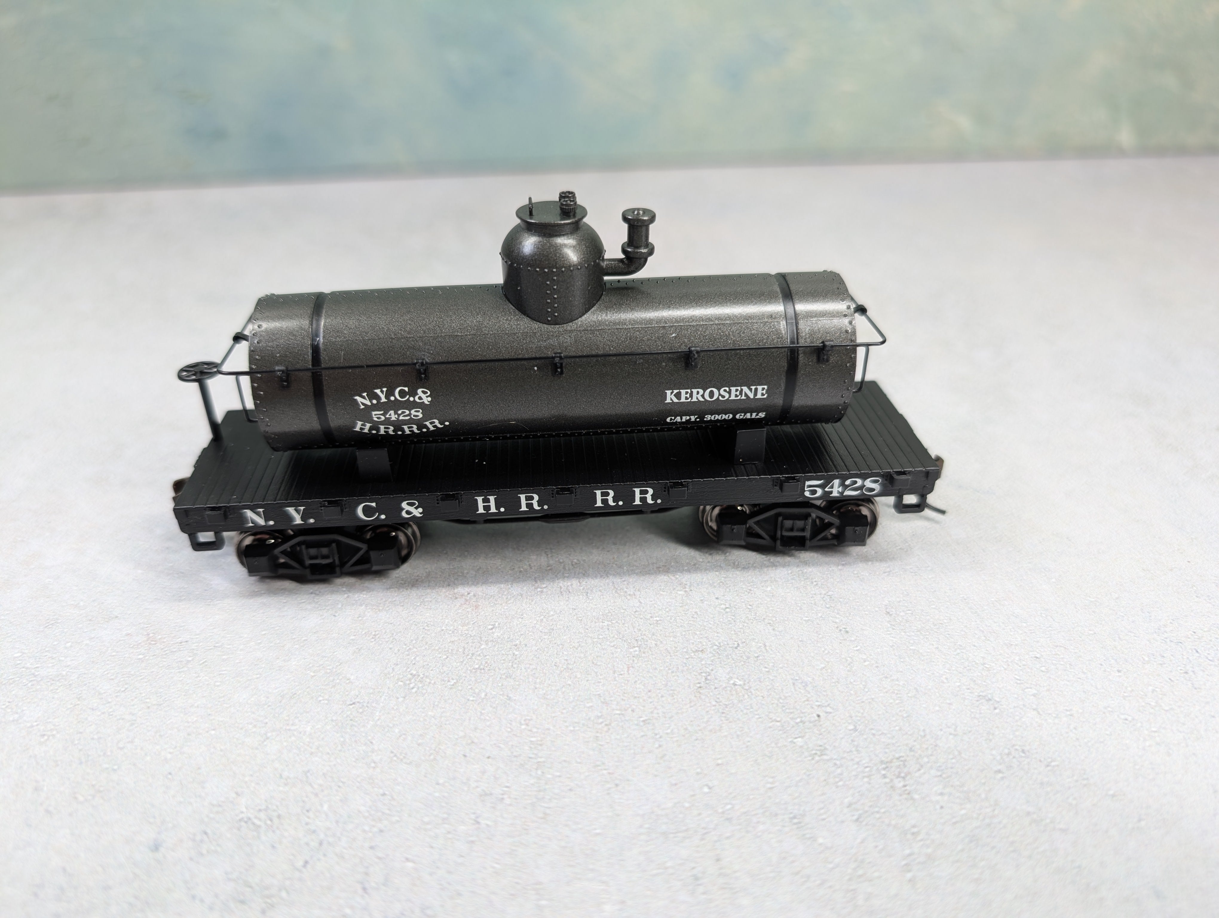 USED Hawthorne Village HO Scale Bachmann 34' Flat Car w/ Tank Car Load NYC&HRRR #5428