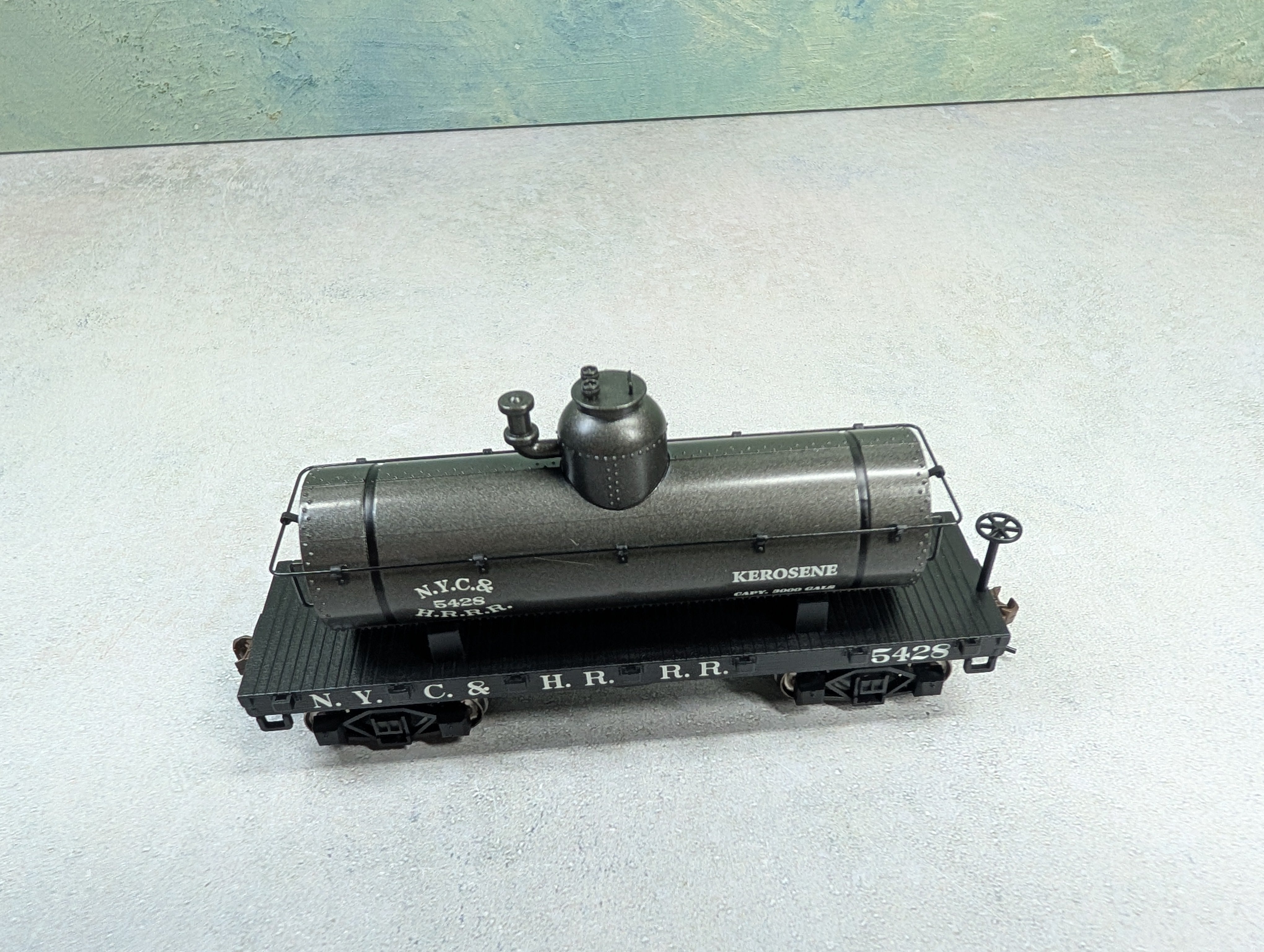 USED Hawthorne Village HO Scale Bachmann 34' Flat Car w/ Tank Car Load NYC&HRRR #5428
