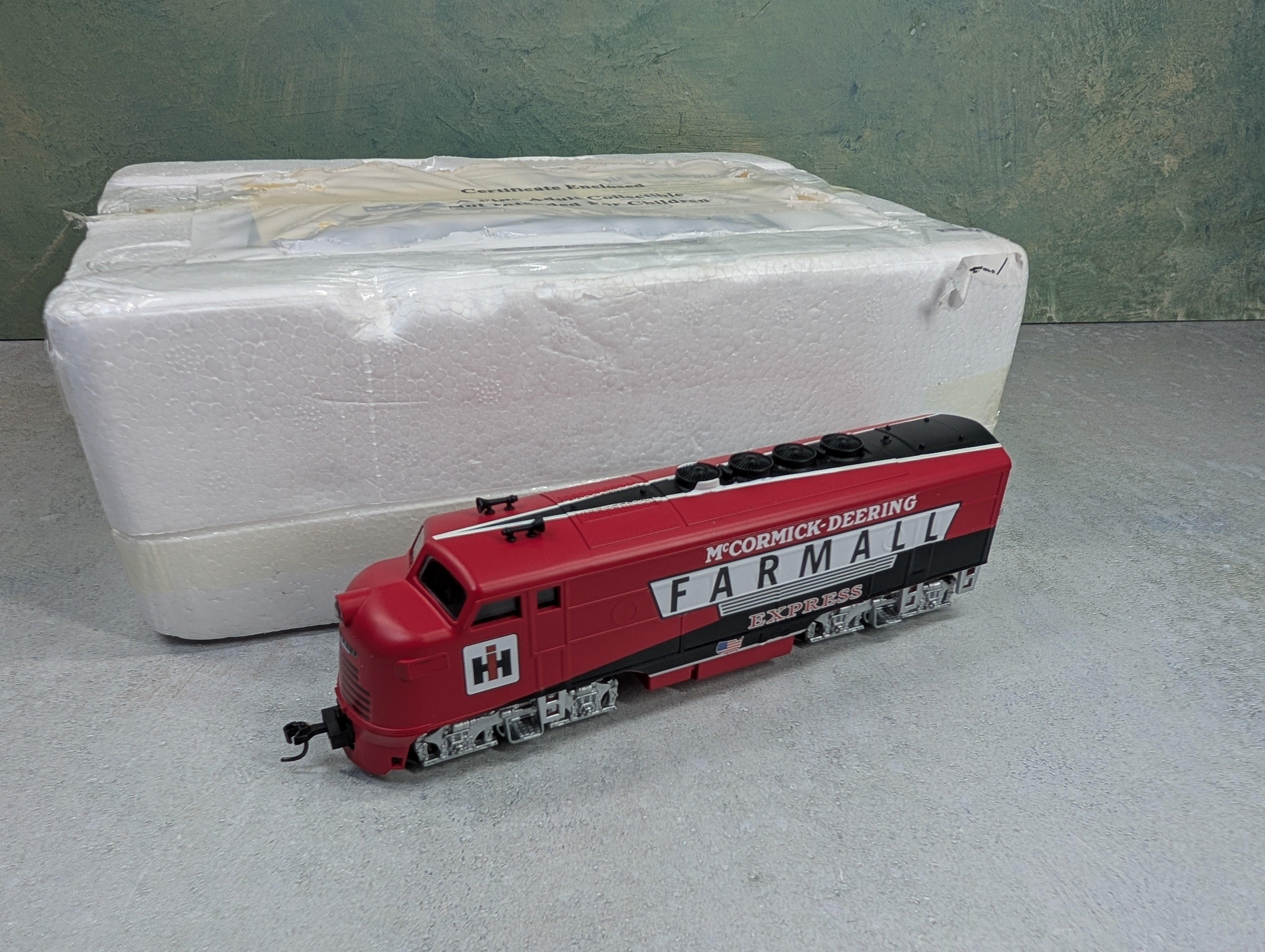 USED Hawthorne Village HO Scale Bachmann Diesel Locomotive McCormick-Deering Farmall Express Runs Great DC