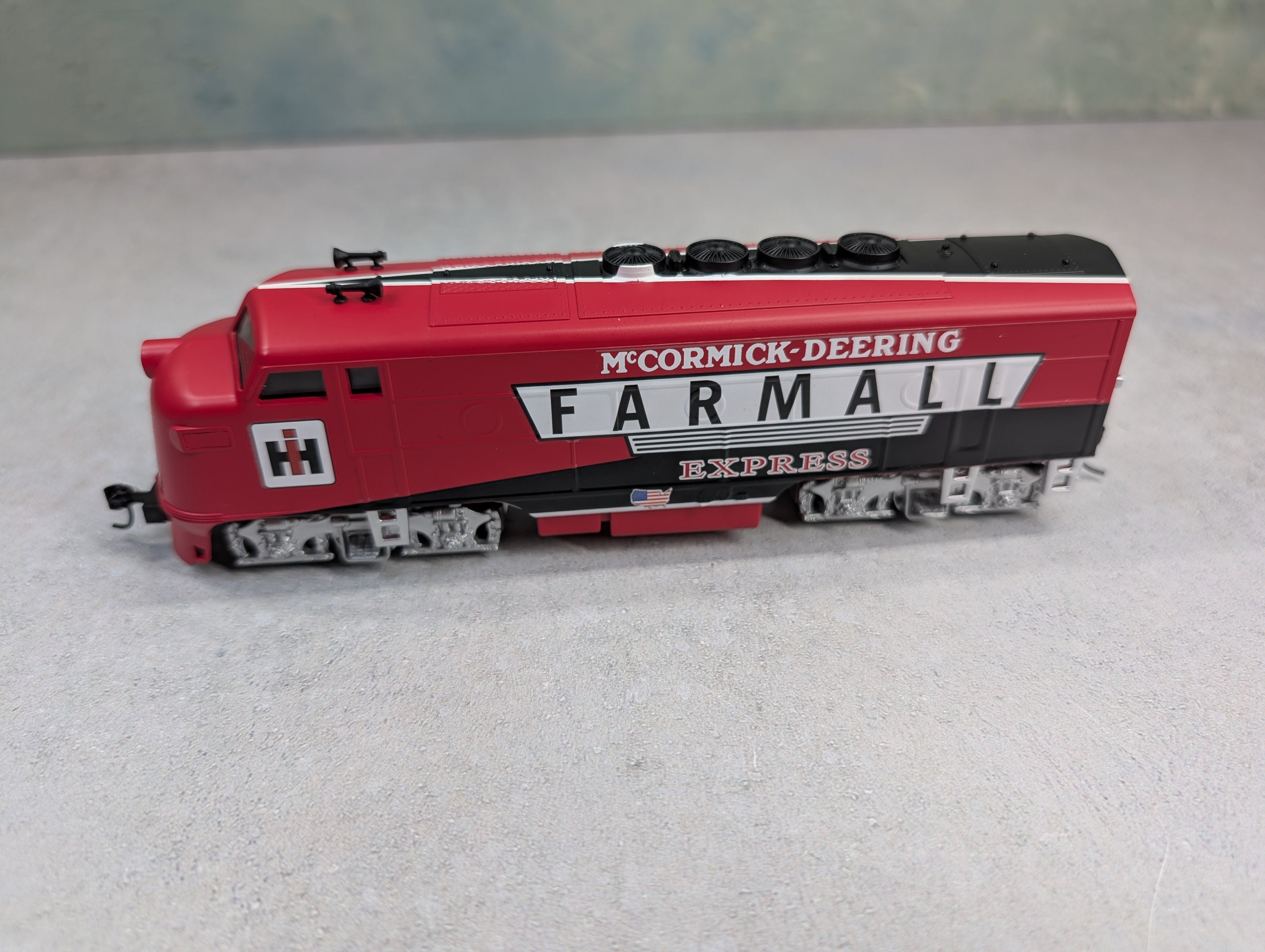 USED Hawthorne Village HO Scale Bachmann Diesel Locomotive McCormick-Deering Farmall Express Runs Great DC