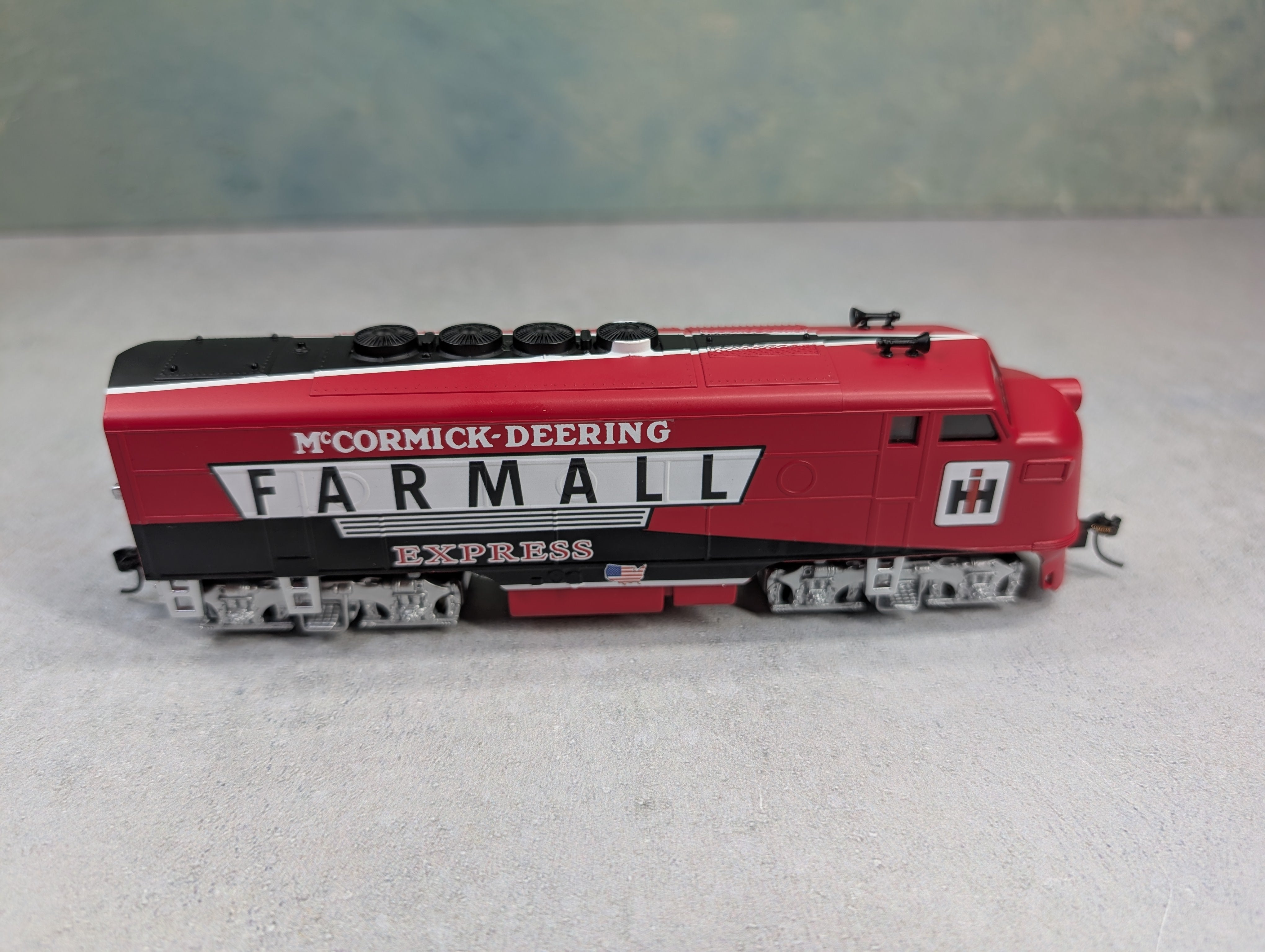 USED Hawthorne Village HO Scale Bachmann Diesel Locomotive McCormick-Deering Farmall Express Runs Great DC