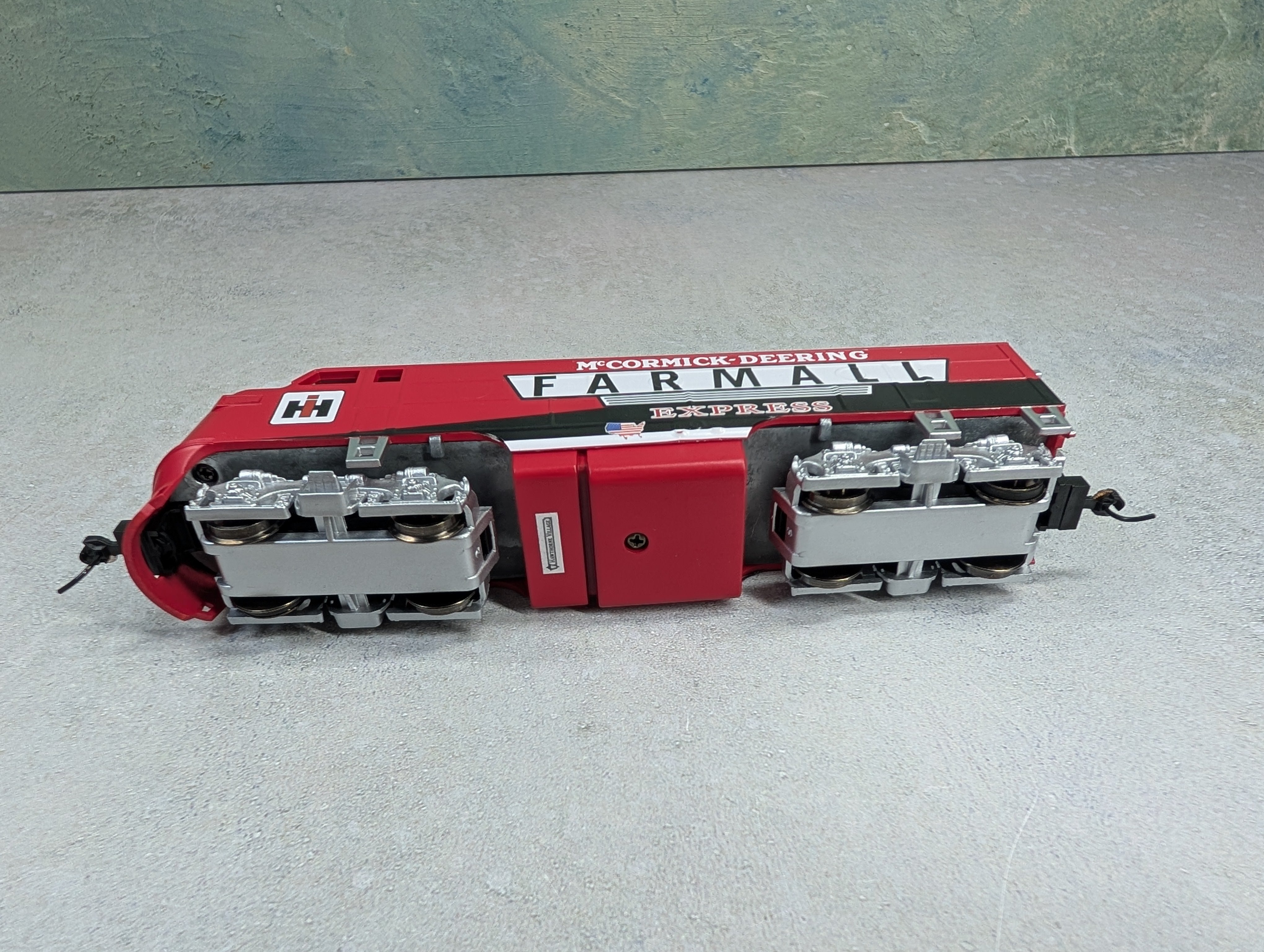 USED Hawthorne Village HO Scale Bachmann Diesel Locomotive McCormick-Deering Farmall Express Runs Great DC