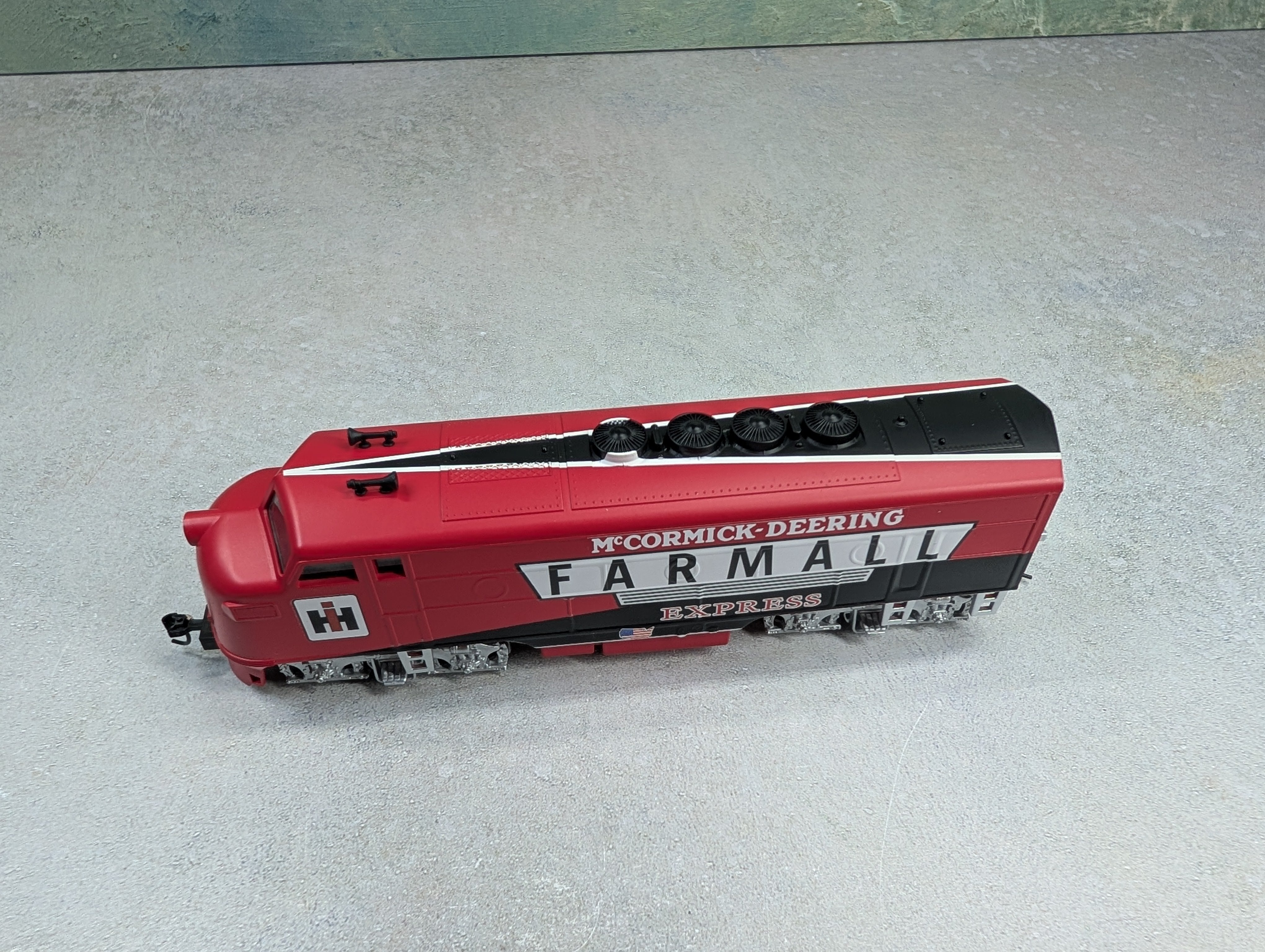 USED Hawthorne Village HO Scale Bachmann Diesel Locomotive McCormick-Deering Farmall Express Runs Great DC