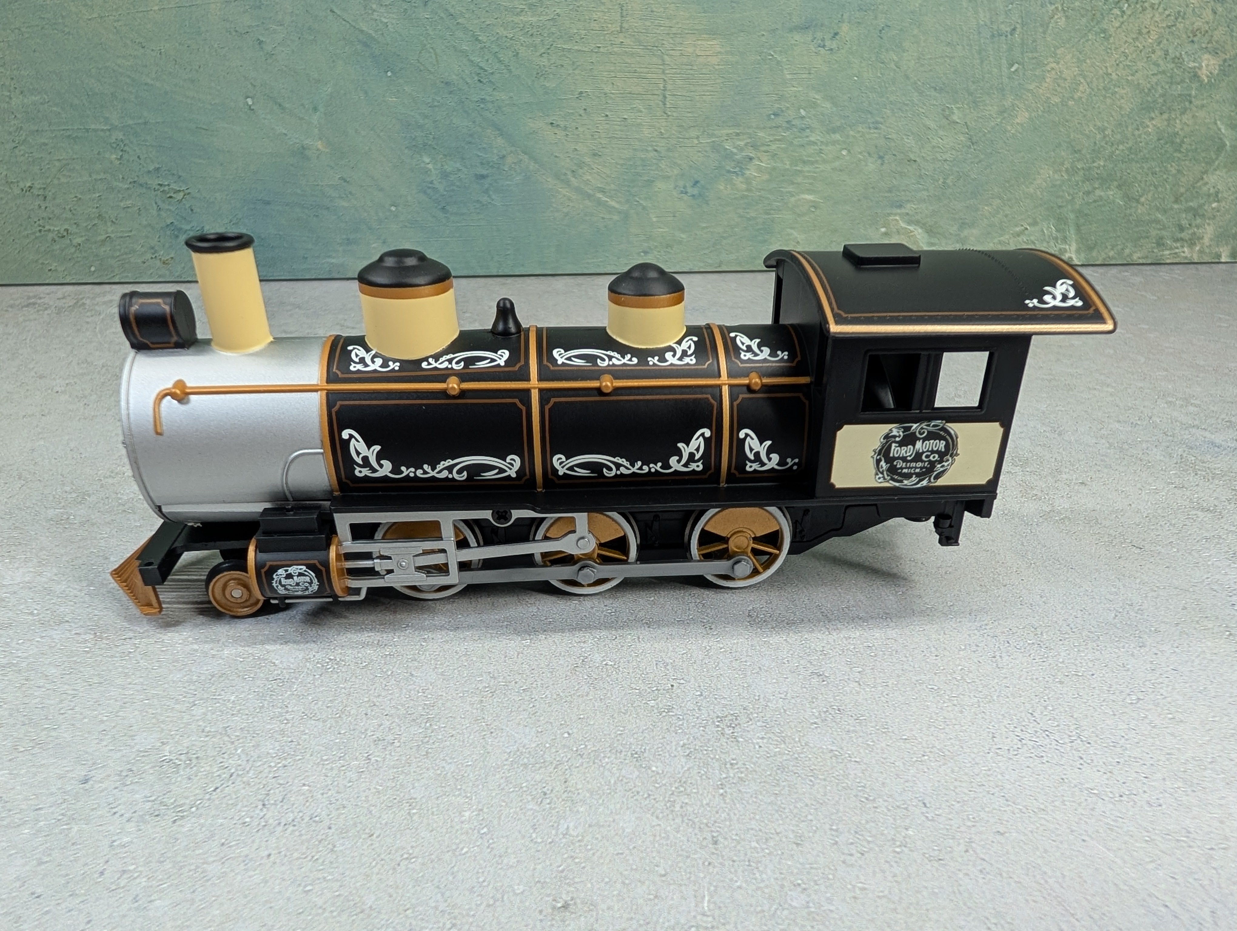 USED Hawthorne Village On30 Scale 2-6-0 Steam Locomotive, Narrow Gauge Ford Motor Company Runs Great DC