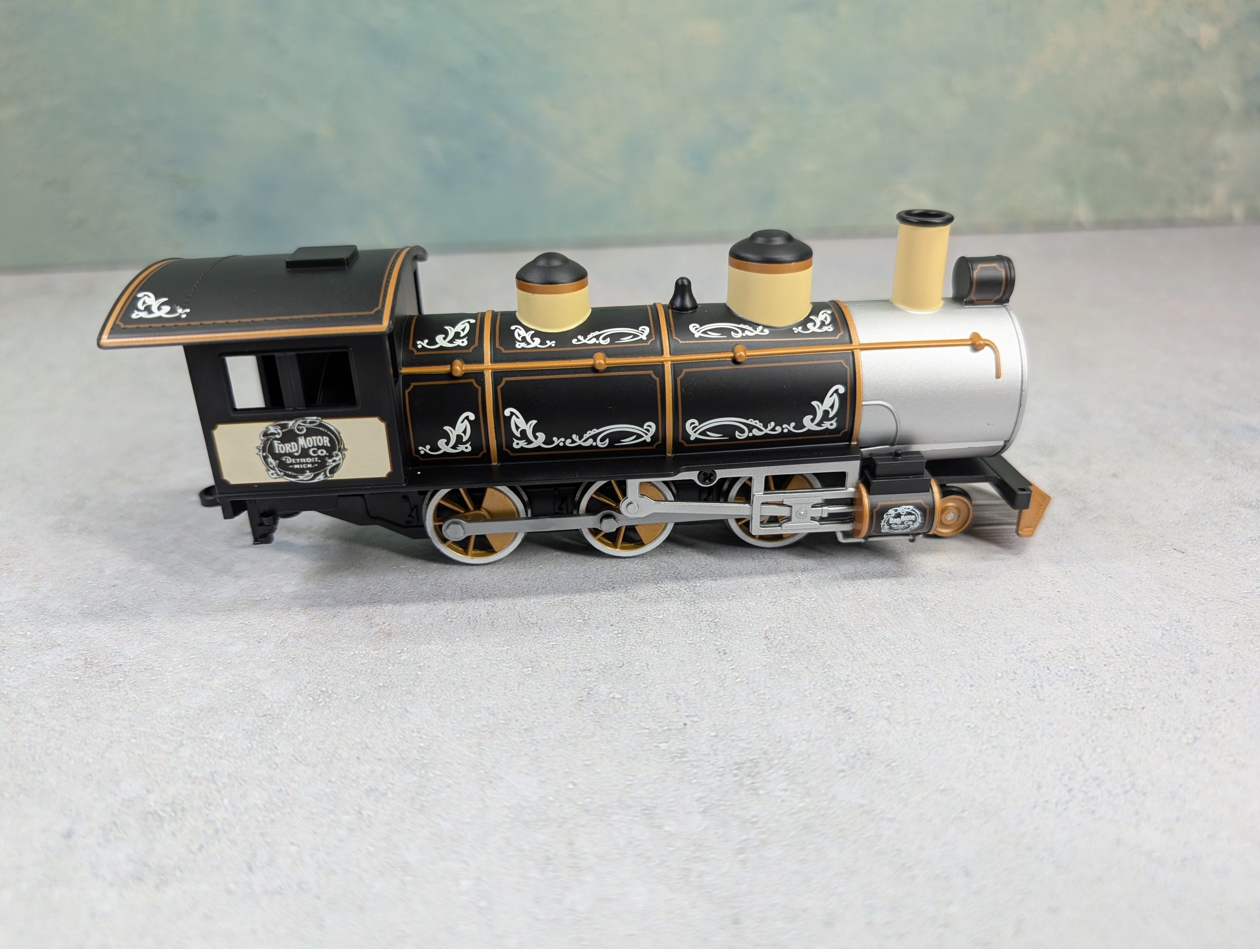 USED Hawthorne Village On30 Scale 2-6-0 Steam Locomotive, Narrow Gauge Ford Motor Company Runs Great DC