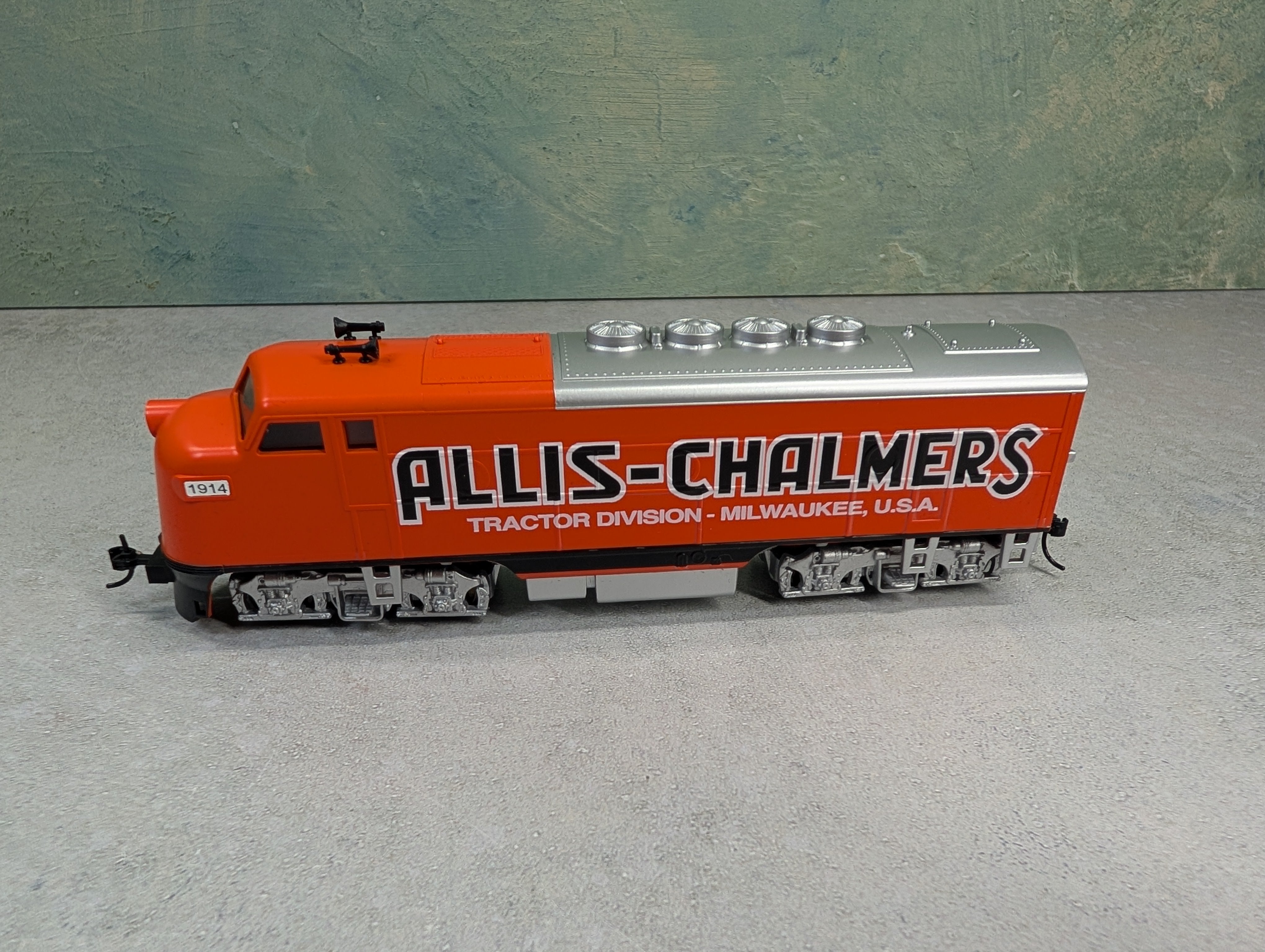 USED Hawthorne Village HO Scale Bachmann Diesel A&B Locomotive Set Allis-Chalmers Tractor Division #1914 Runs Great DC