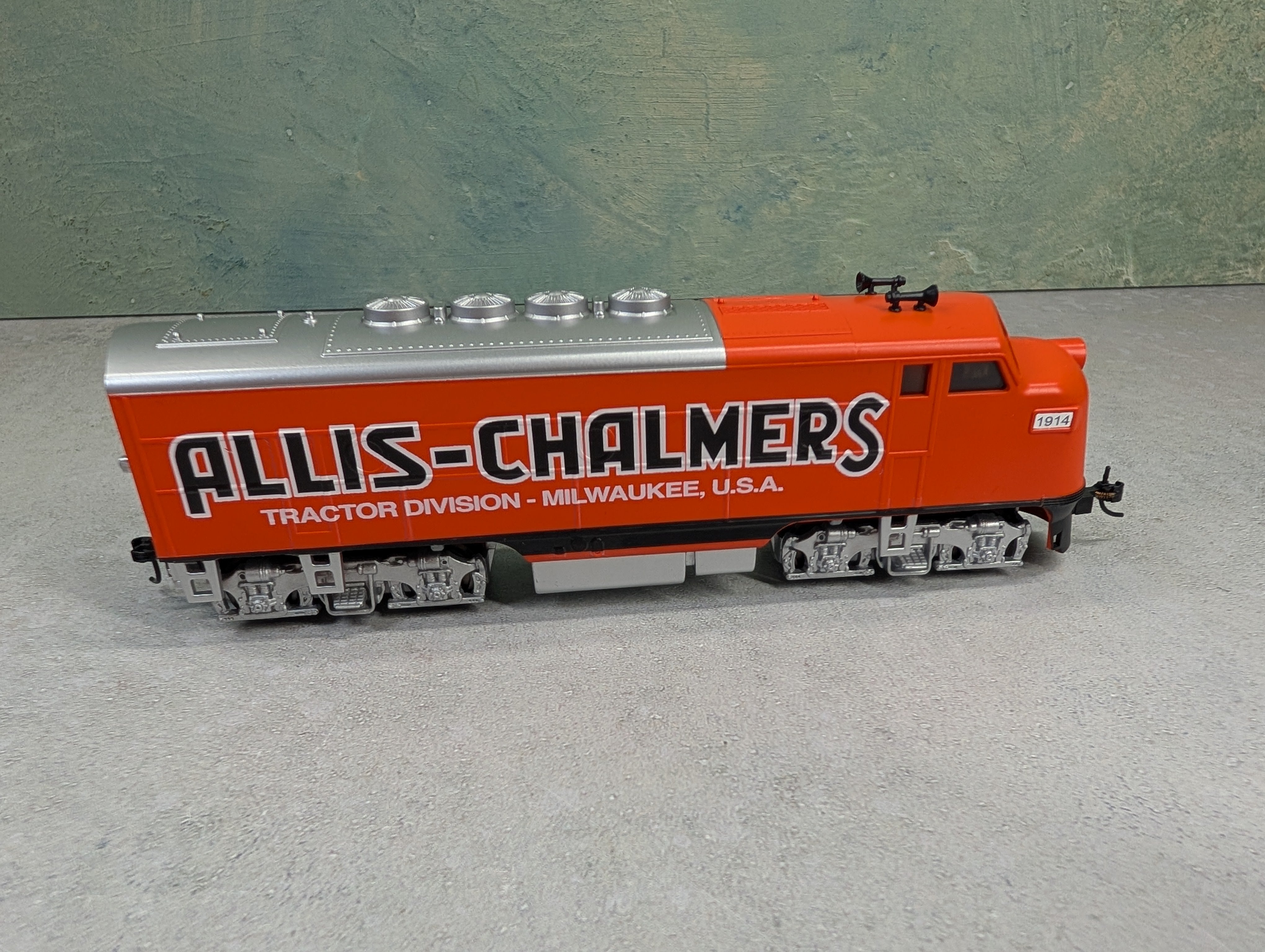 USED Hawthorne Village HO Scale Bachmann Diesel A&B Locomotive Set Allis-Chalmers Tractor Division #1914 Runs Great DC