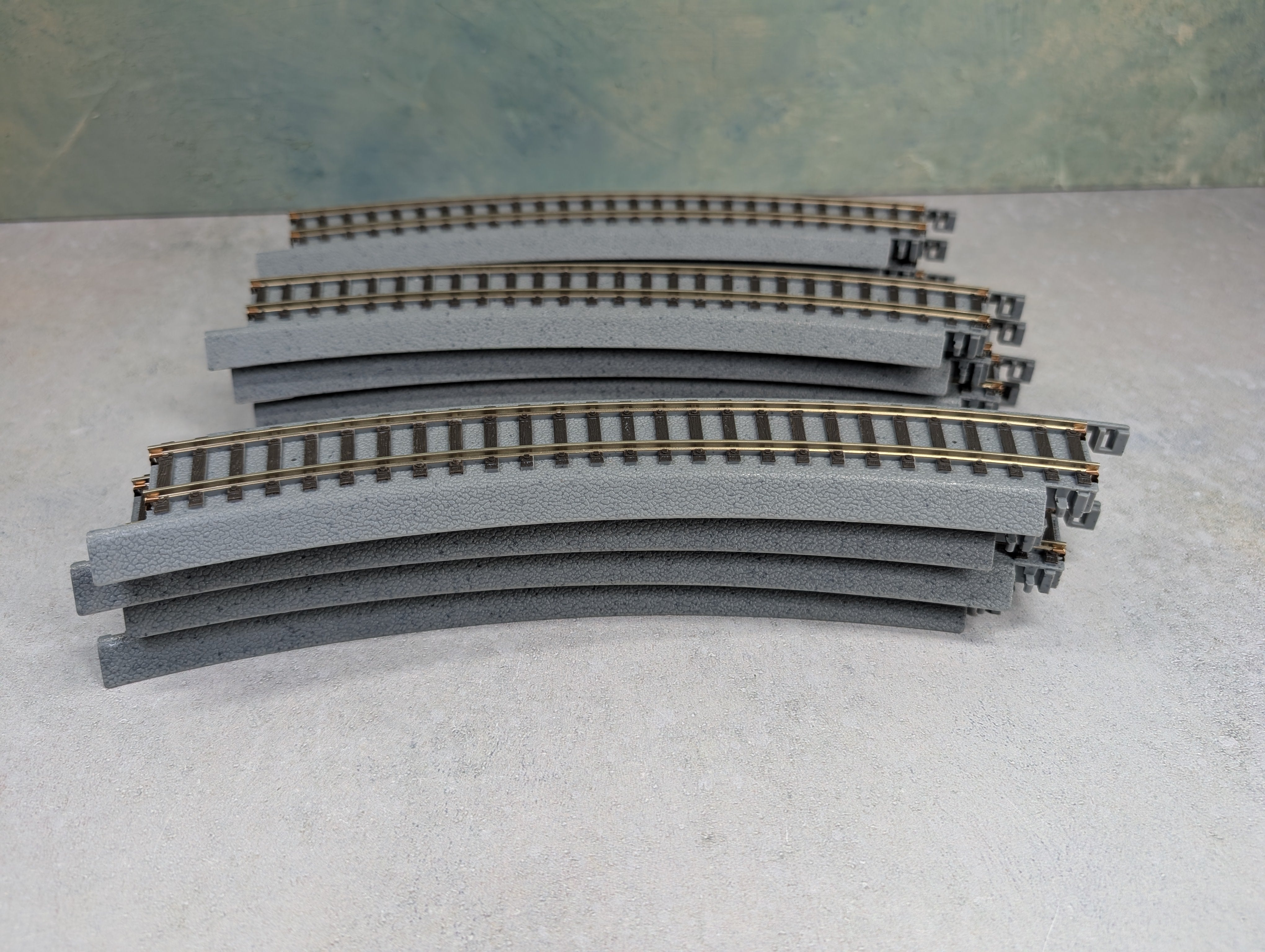USED WalthersTrainline HO Scale Power-Loc 18" Radius Curved Track (12 pcs)