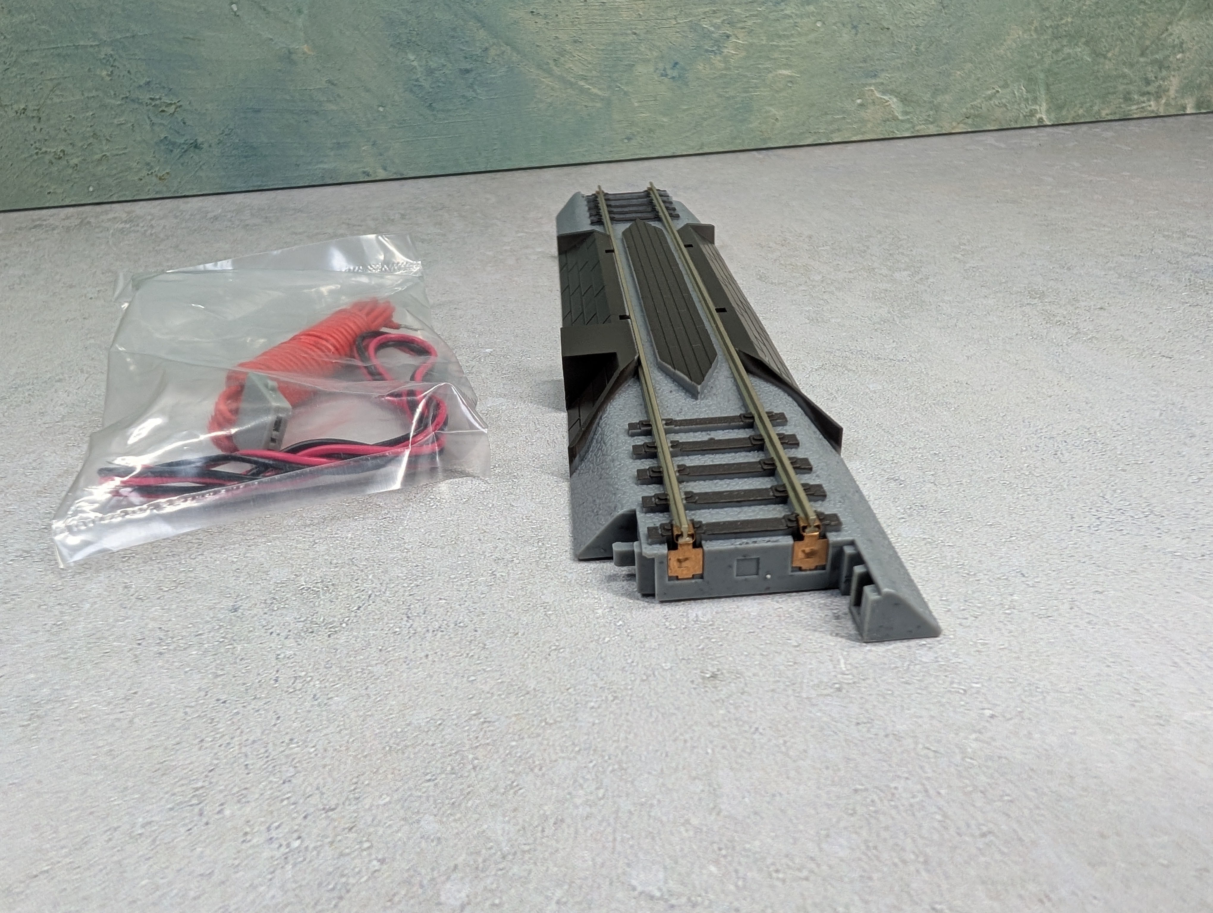 USED WalthersTrainline HO Scale Power-Loc 9" Straight Terminal Track w/ Wire