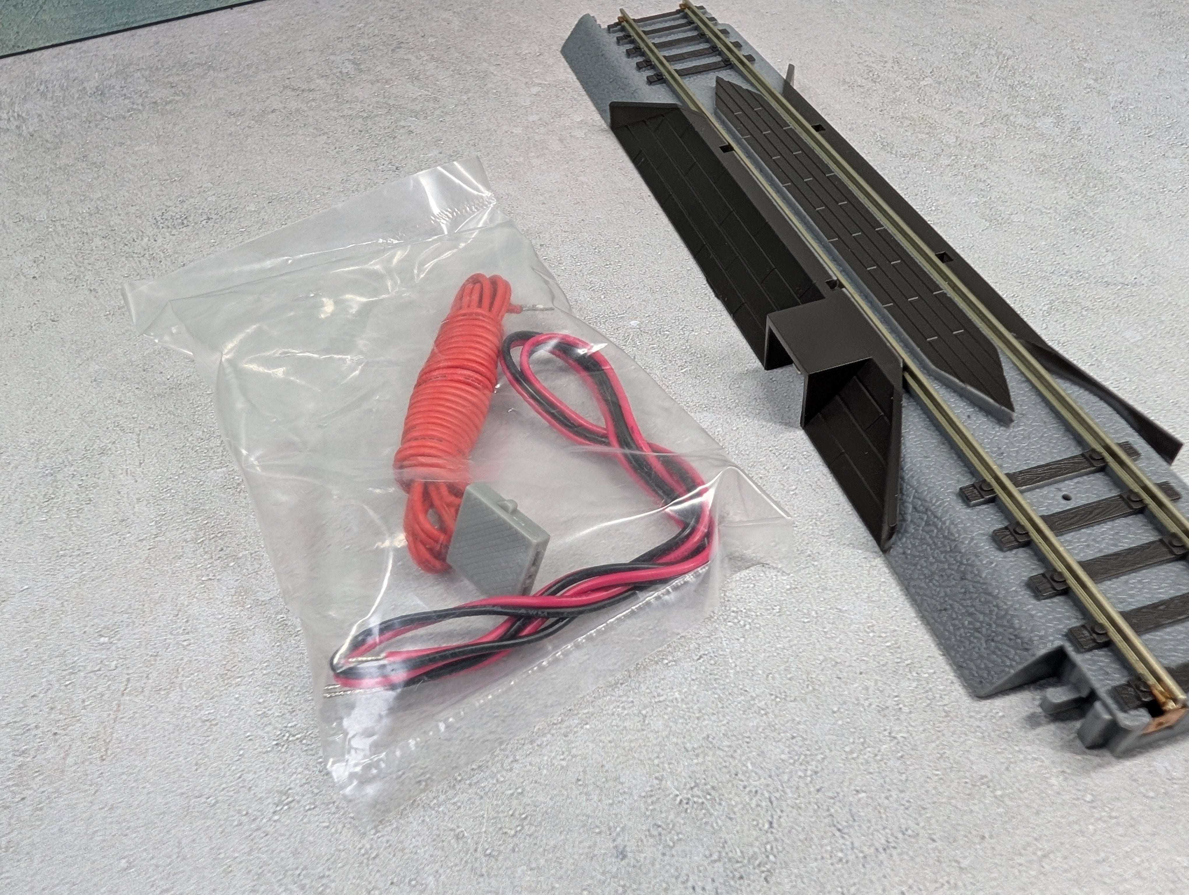 USED WalthersTrainline HO Scale Power-Loc 9" Straight Terminal Track w/ Wire