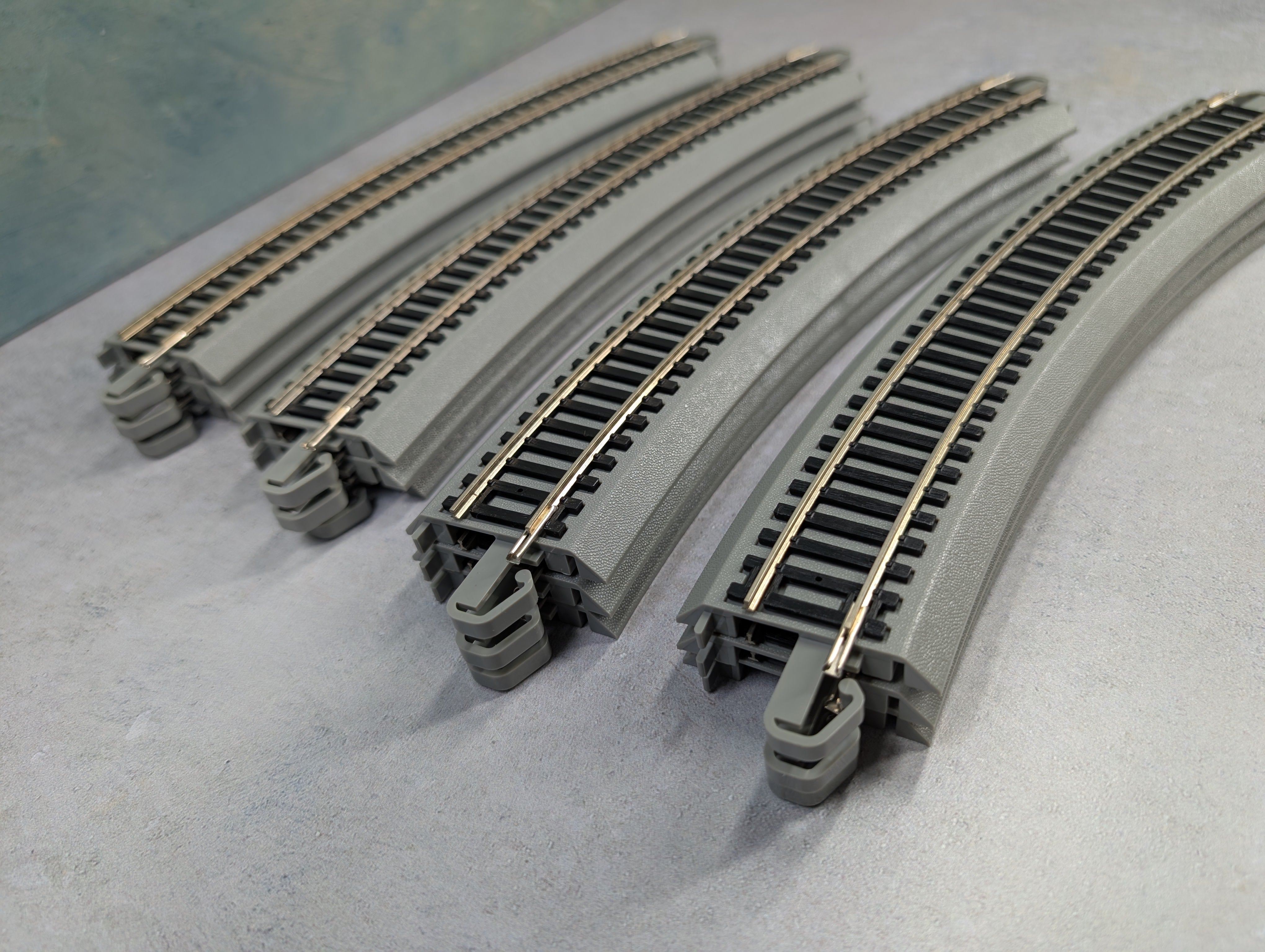 USED Bachmann HO Scale E-Z Track Nickel Silver 18" Radius Curved Track (12 pcs)
