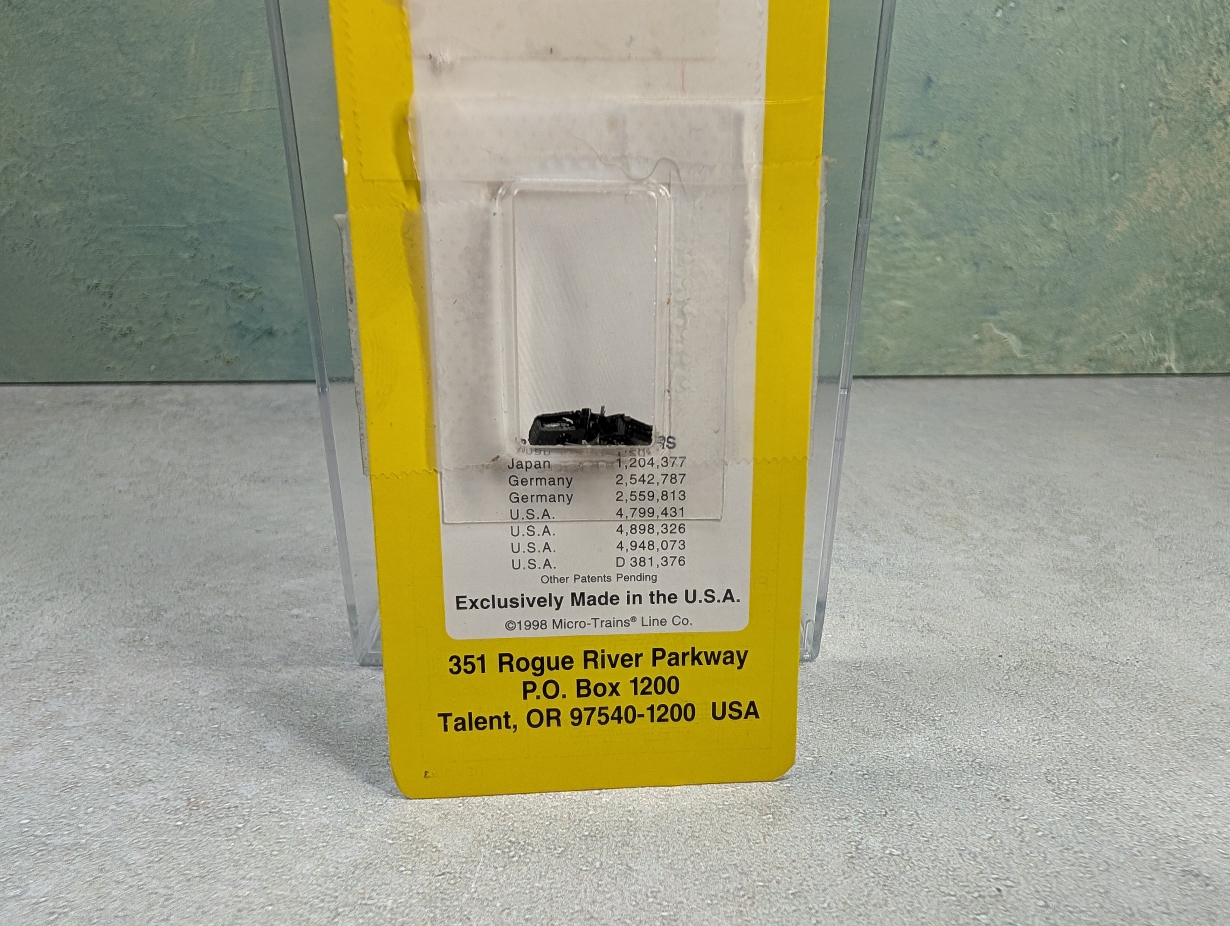 USED Micro-Trains 905 Z Scale #903 Magne-Matic Couplers 002905, Body Mount (Opened Pack)